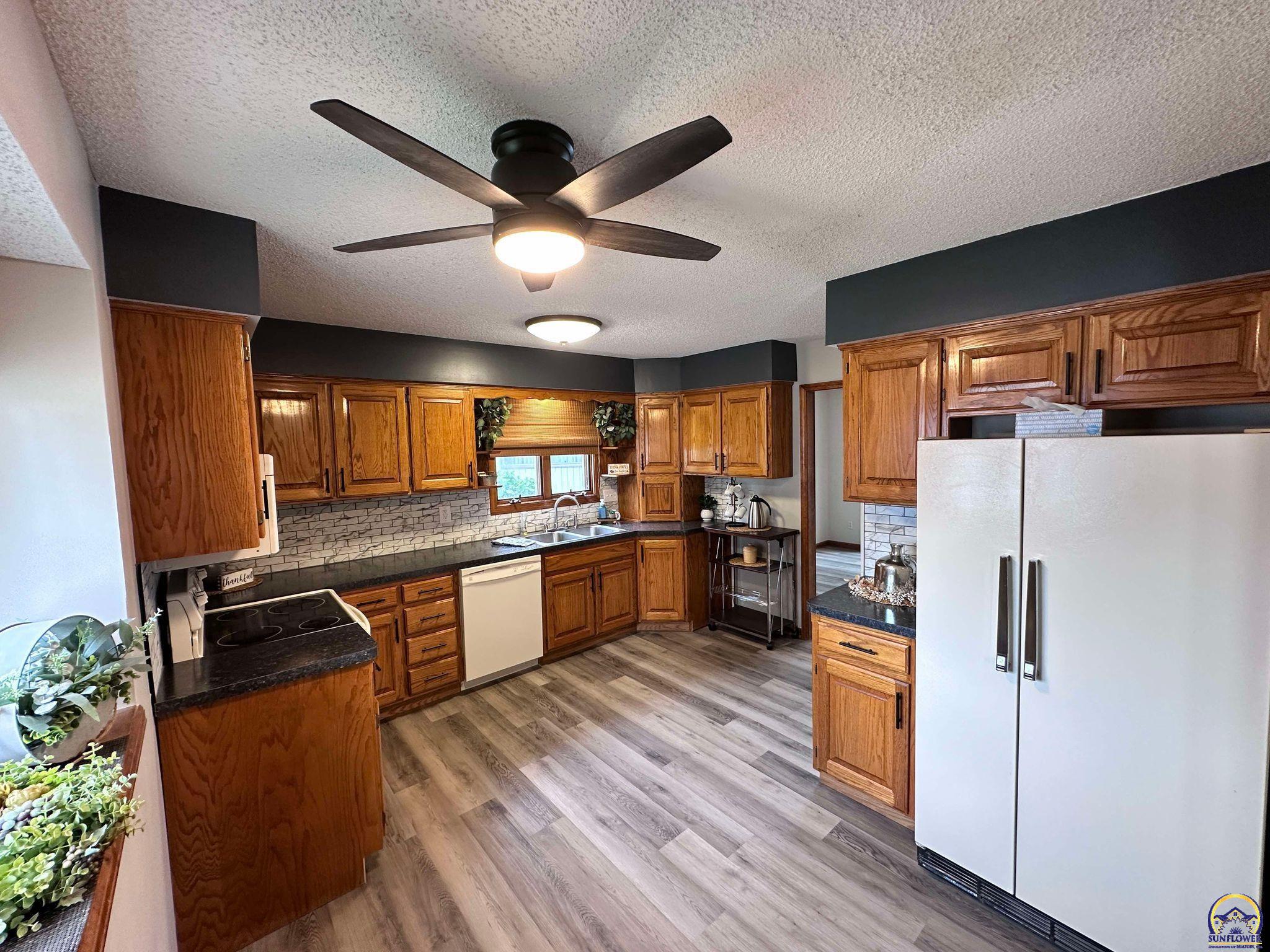 Topeka, Kansas 66614, United States, 3 Bedrooms Bedrooms, ,2 BathroomsBathrooms,Residential,Pending,48135