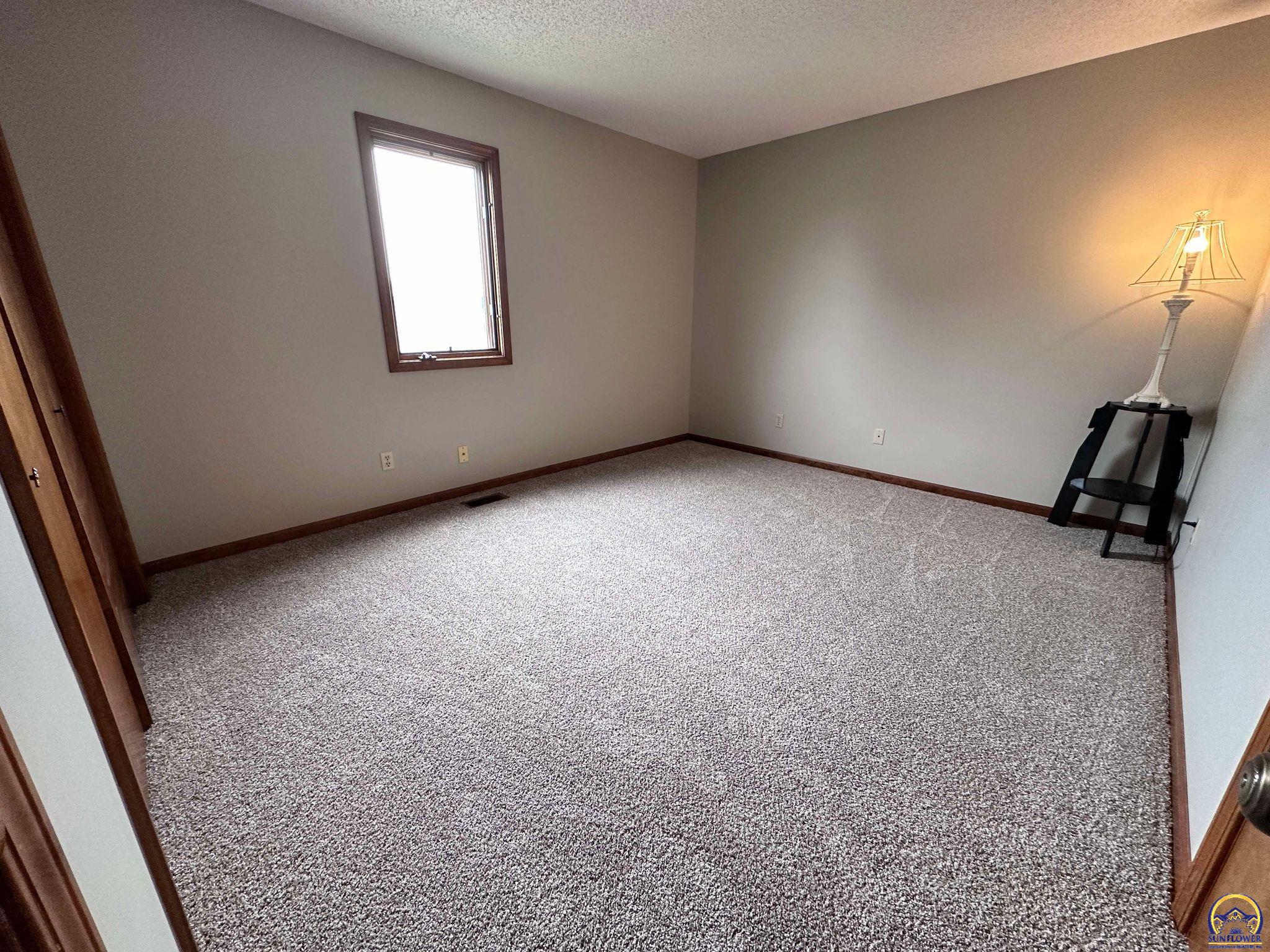 Topeka, Kansas 66614, United States, 3 Bedrooms Bedrooms, ,2 BathroomsBathrooms,Residential,Pending,48135