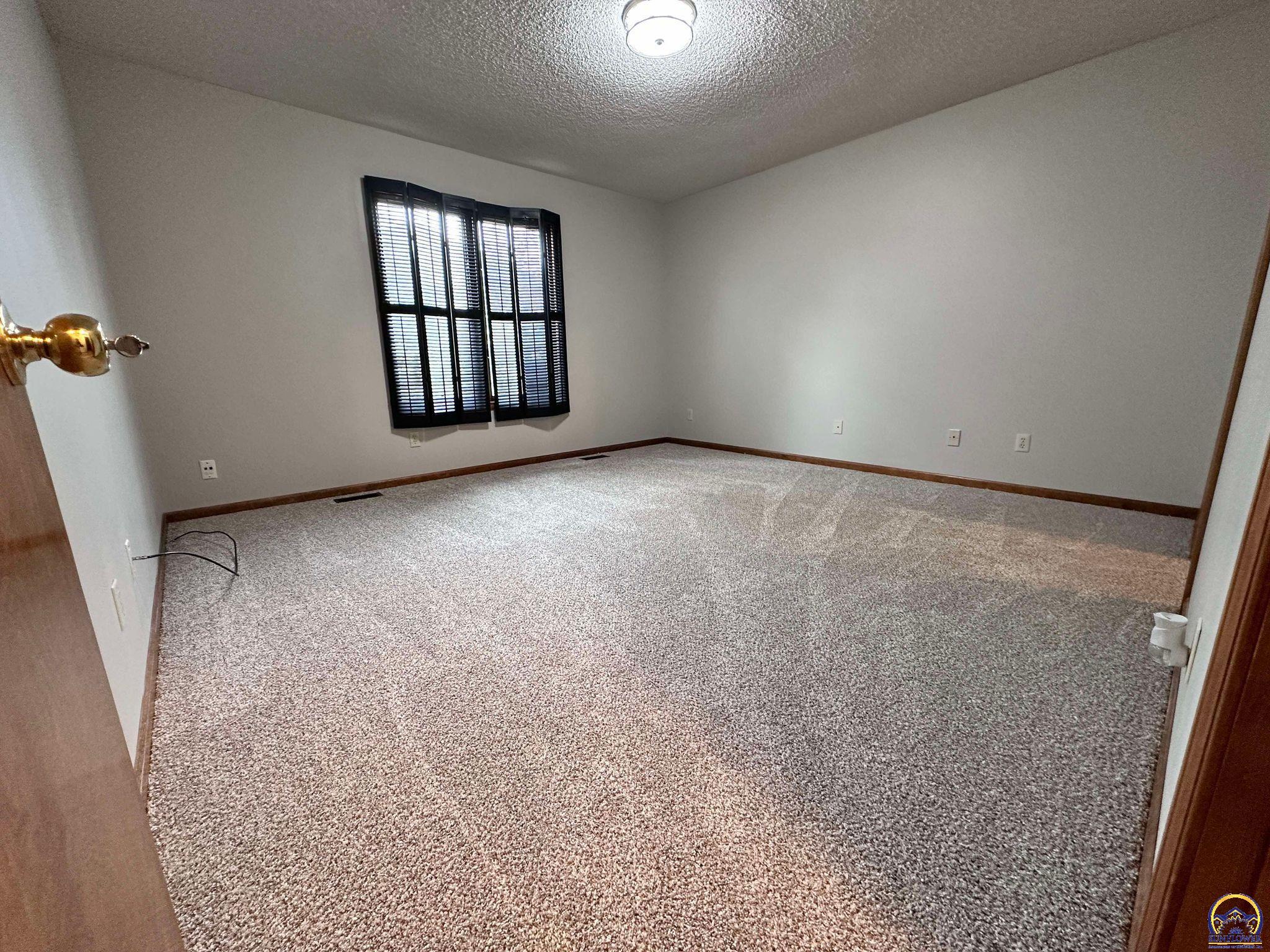 Topeka, Kansas 66614, United States, 3 Bedrooms Bedrooms, ,2 BathroomsBathrooms,Residential,Pending,48135