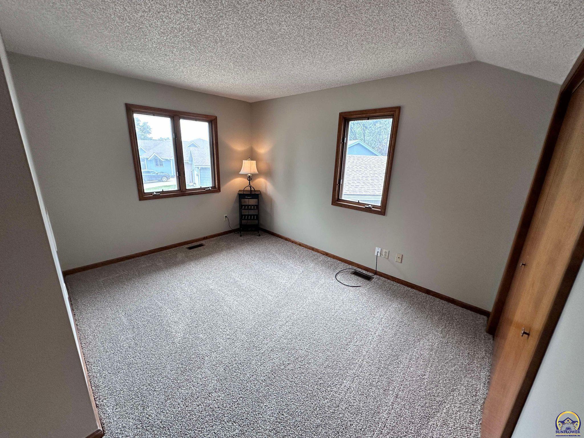 Topeka, Kansas 66614, United States, 3 Bedrooms Bedrooms, ,2 BathroomsBathrooms,Residential,Pending,48135