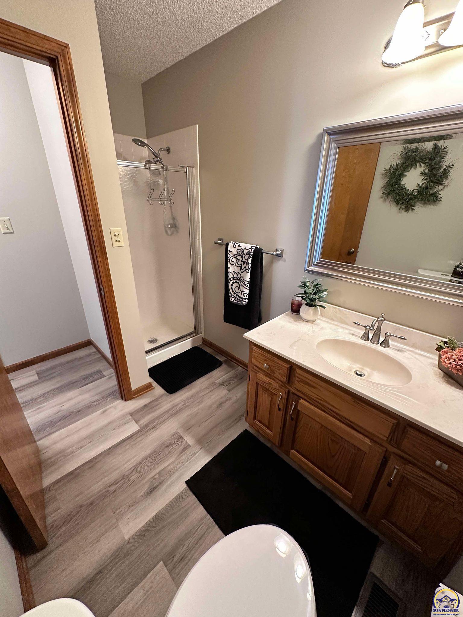 Topeka, Kansas 66614, United States, 3 Bedrooms Bedrooms, ,2 BathroomsBathrooms,Residential,Pending,48135