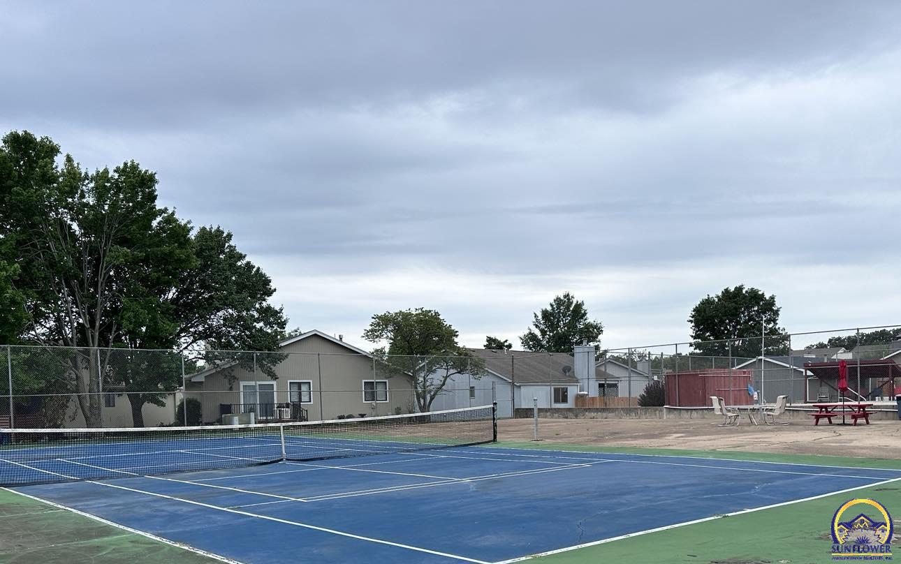 Topeka, Kansas 66614, United States, 3 Bedrooms Bedrooms, ,2 BathroomsBathrooms,Residential,Pending,48135