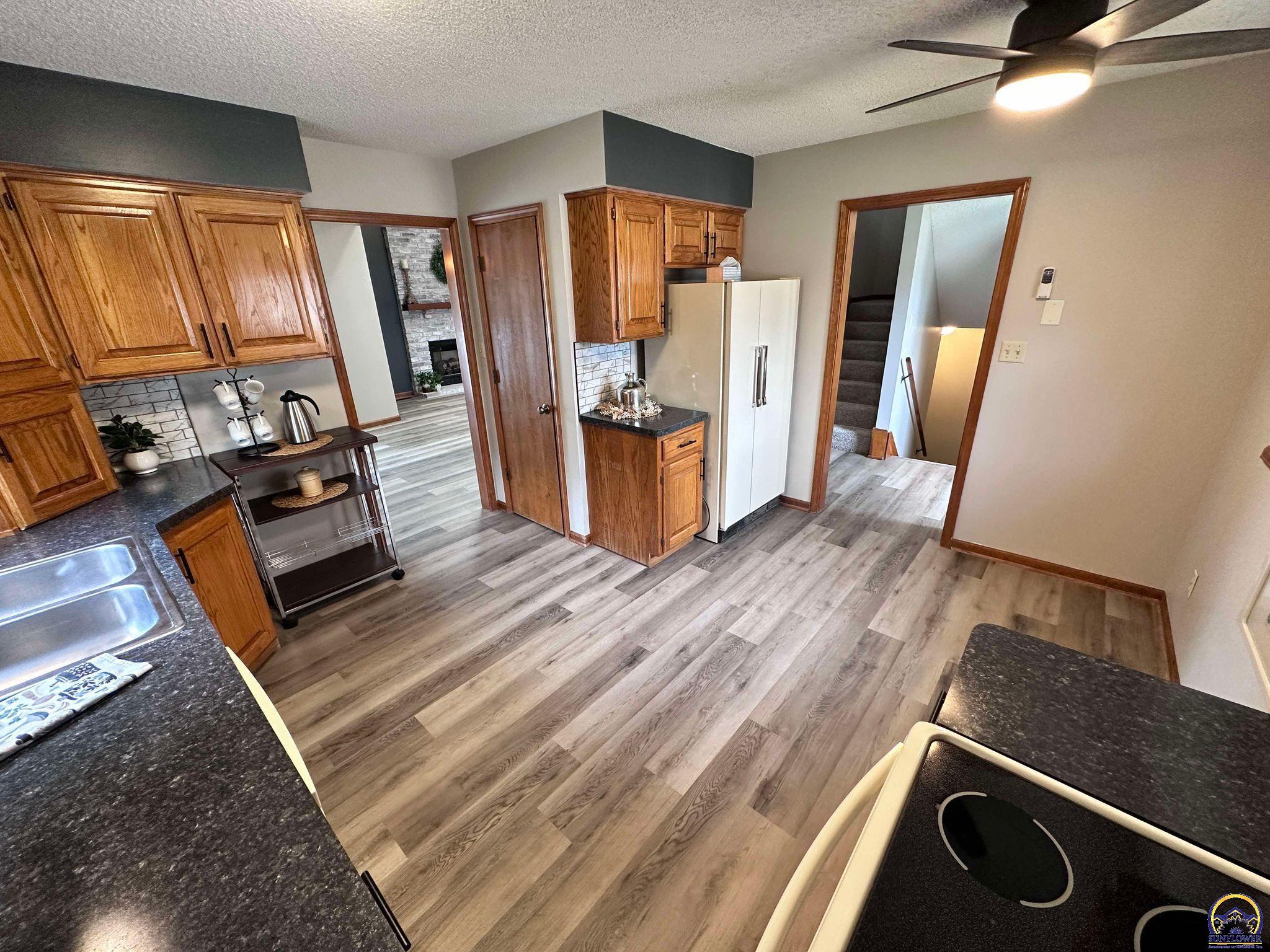 Topeka, Kansas 66614, United States, 3 Bedrooms Bedrooms, ,2 BathroomsBathrooms,Residential,Pending,48135