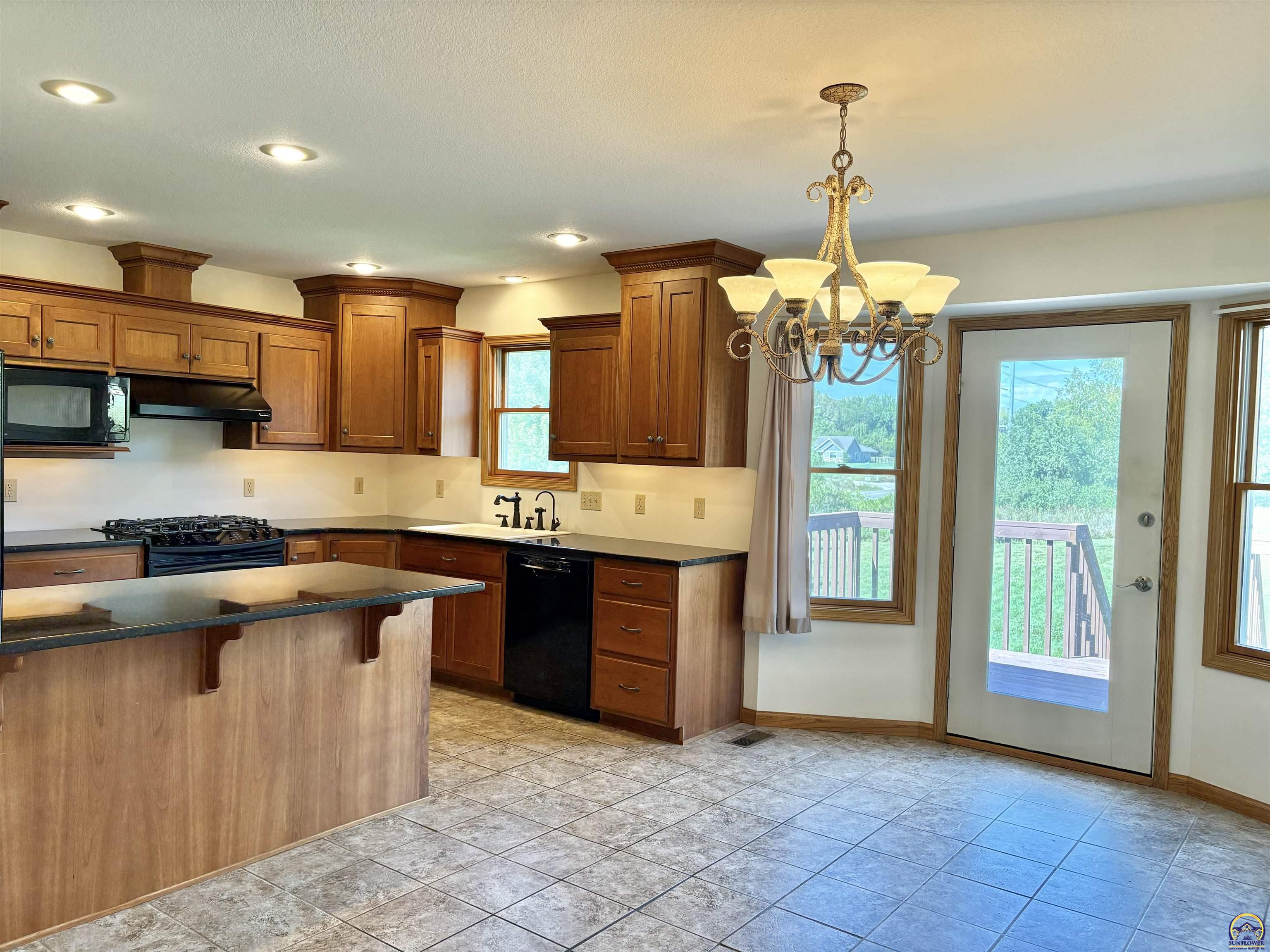 Topeka, Kansas 66618, United States, 5 Bedrooms Bedrooms, ,3 BathroomsBathrooms,Residential,Pending,42118