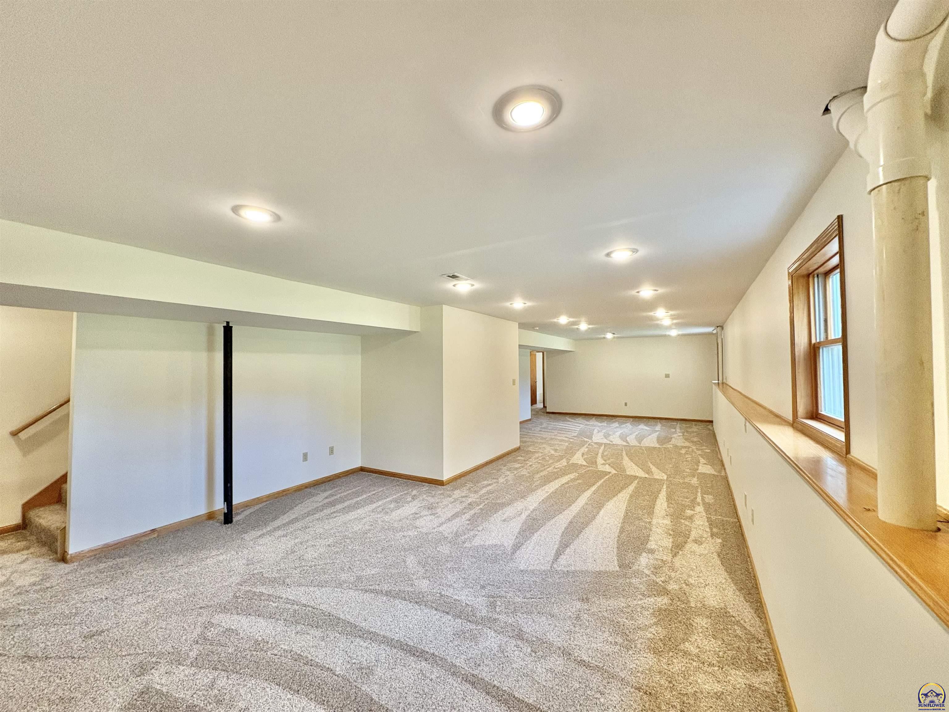 Topeka, Kansas 66618, United States, 5 Bedrooms Bedrooms, ,3 BathroomsBathrooms,Residential,Pending,42118