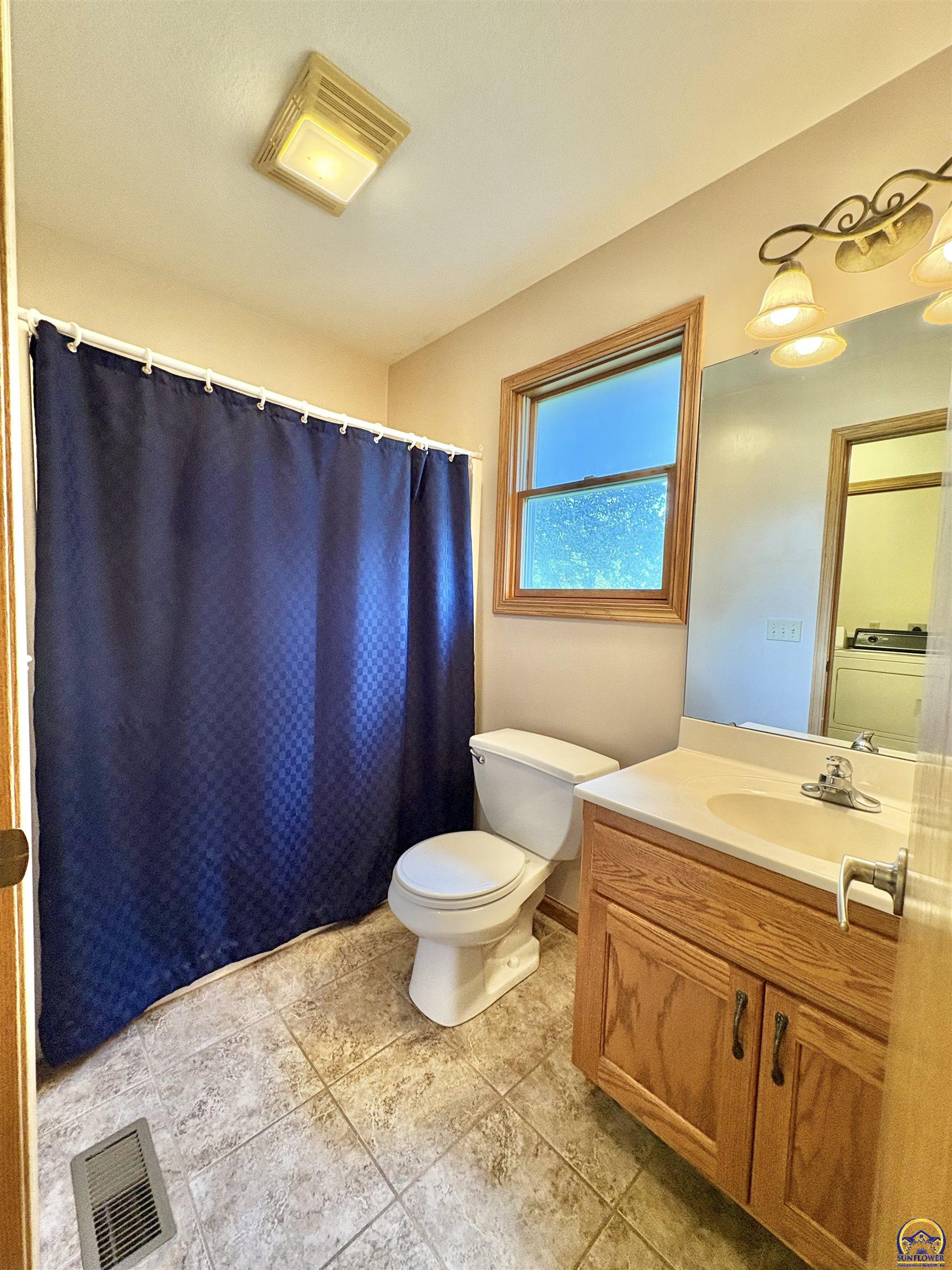 Topeka, Kansas 66618, United States, 5 Bedrooms Bedrooms, ,3 BathroomsBathrooms,Residential,Pending,42118