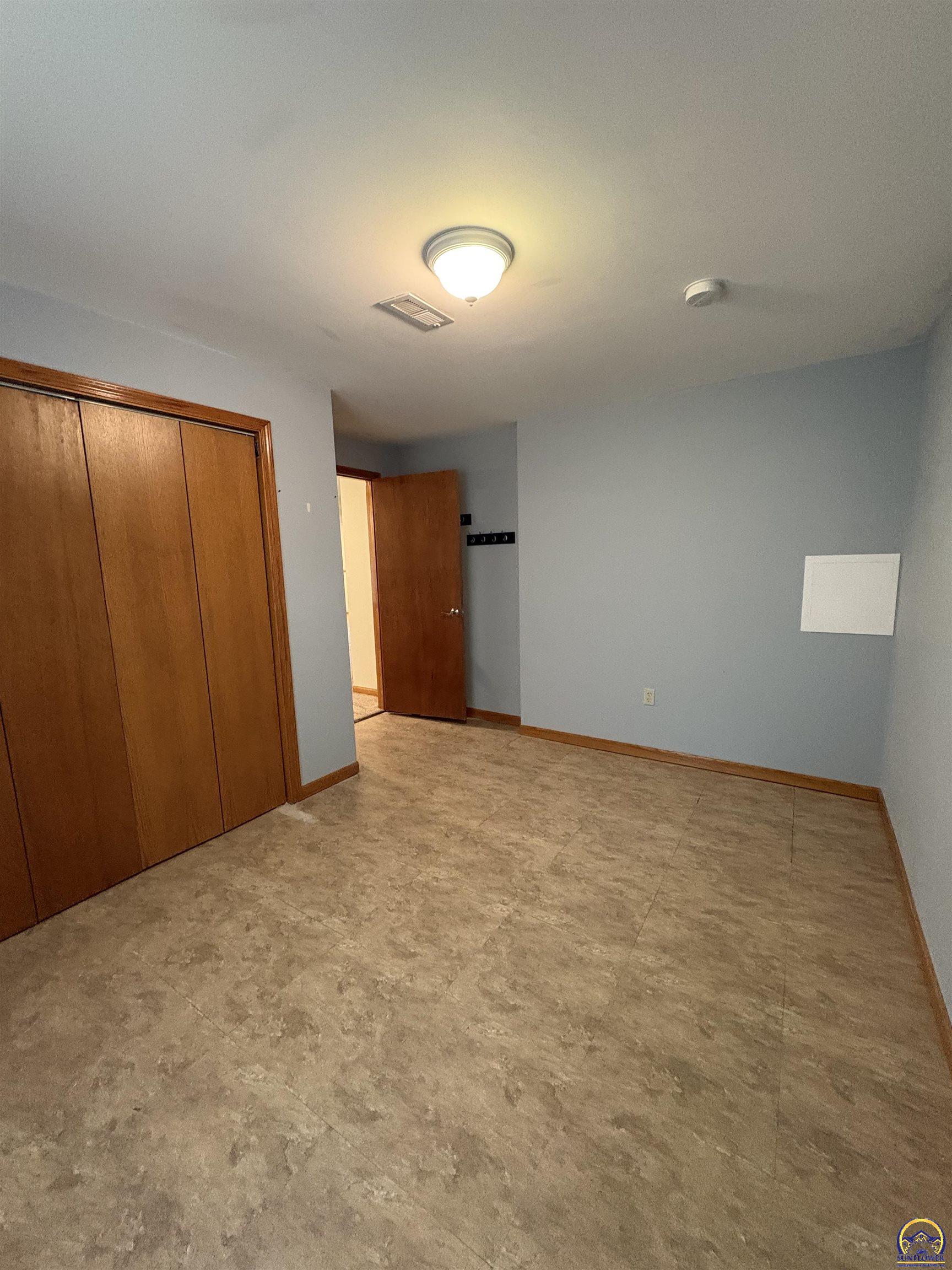 Topeka, Kansas 66618, United States, 5 Bedrooms Bedrooms, ,3 BathroomsBathrooms,Residential,Pending,42118