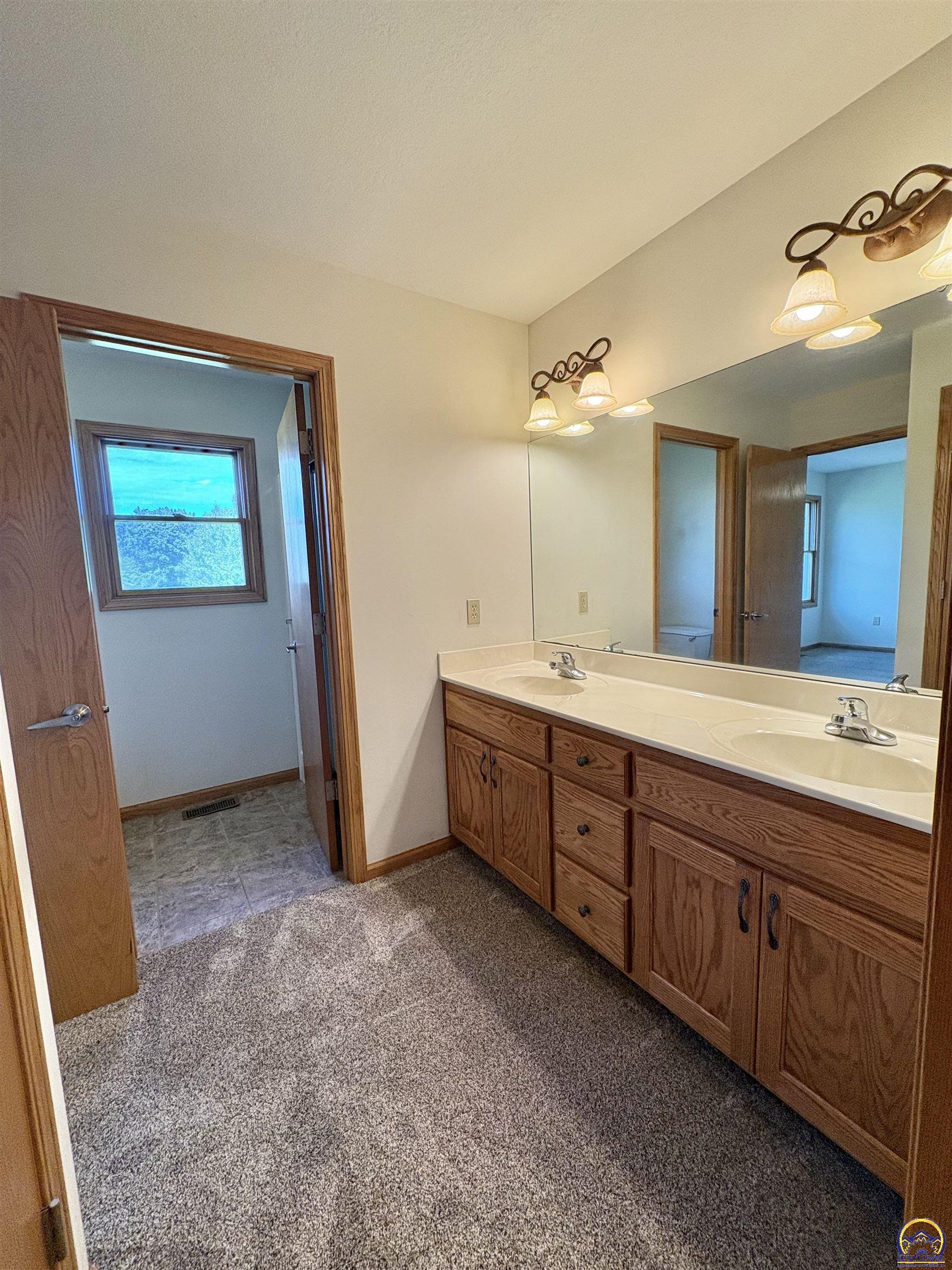 Topeka, Kansas 66618, United States, 5 Bedrooms Bedrooms, ,3 BathroomsBathrooms,Residential,Pending,42118