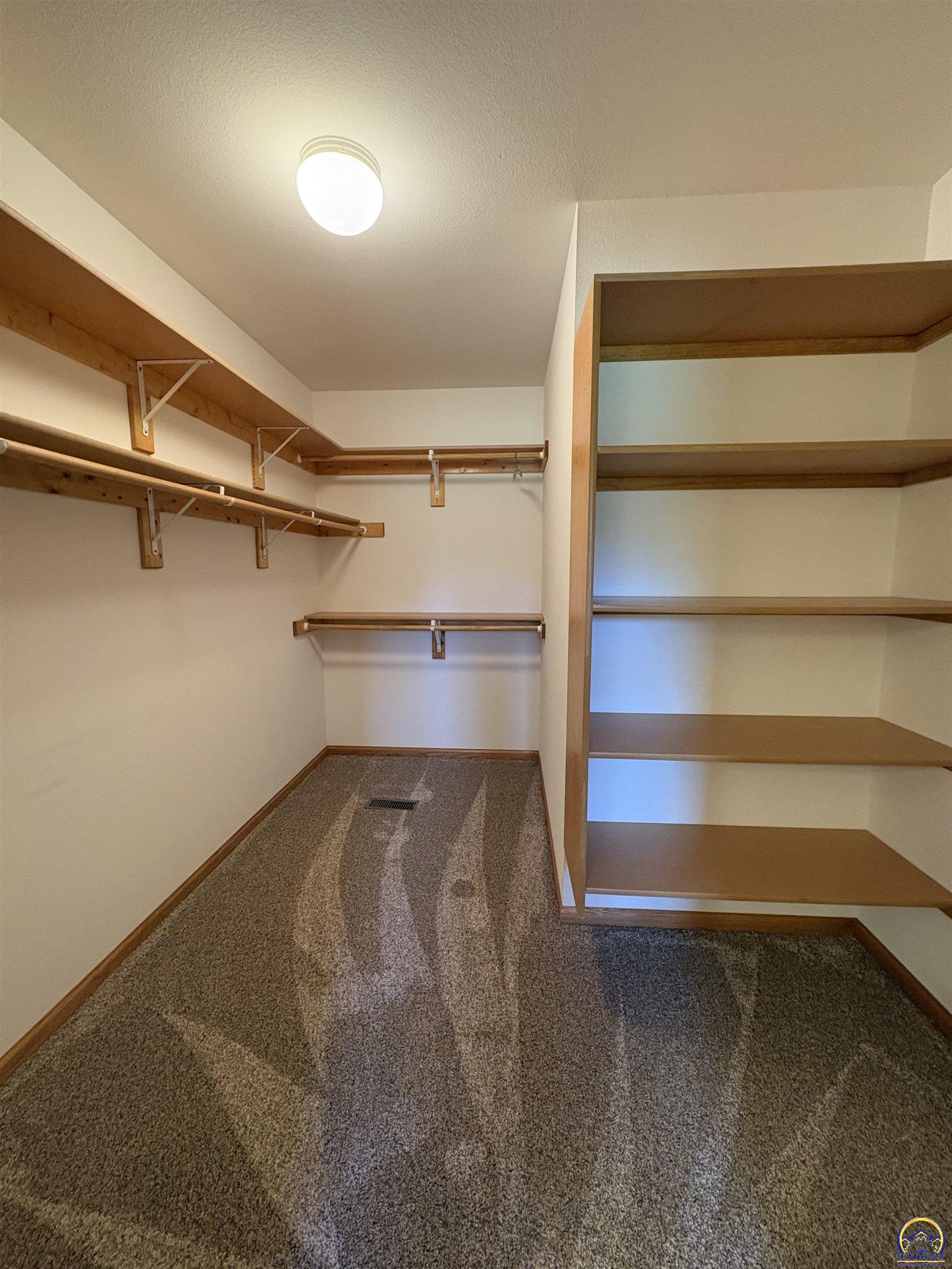 Topeka, Kansas 66618, United States, 5 Bedrooms Bedrooms, ,3 BathroomsBathrooms,Residential,Pending,42118