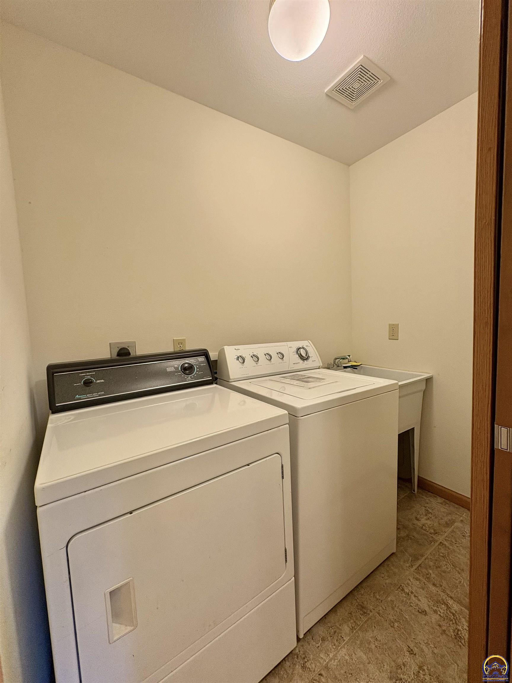 Topeka, Kansas 66618, United States, 5 Bedrooms Bedrooms, ,3 BathroomsBathrooms,Residential,Pending,42118