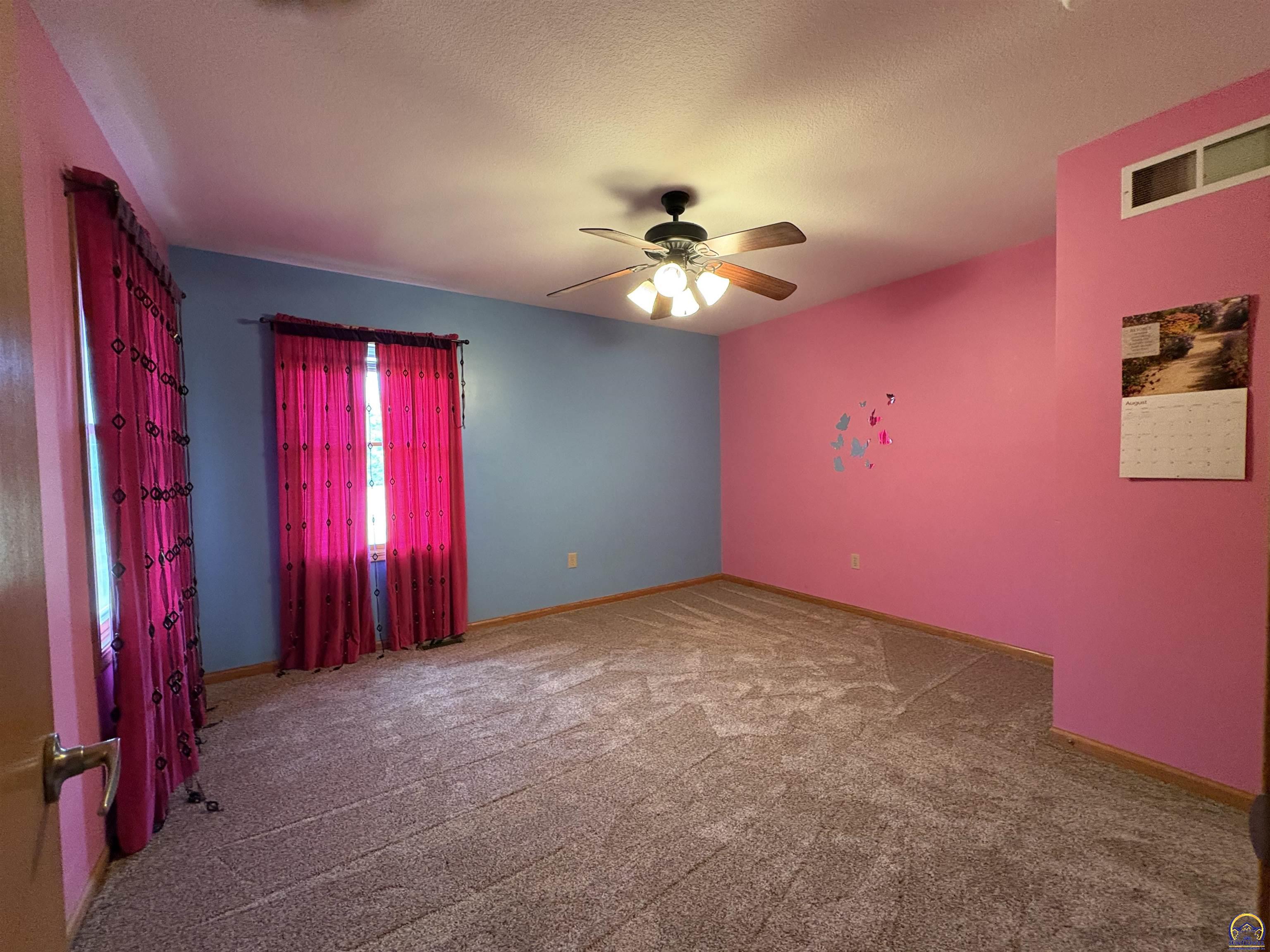 Topeka, Kansas 66618, United States, 5 Bedrooms Bedrooms, ,3 BathroomsBathrooms,Residential,Pending,42118