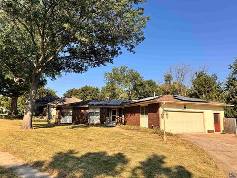 Photo of 5804 SW 25th St, Topeka, KS 66614 (MLS # 246507)