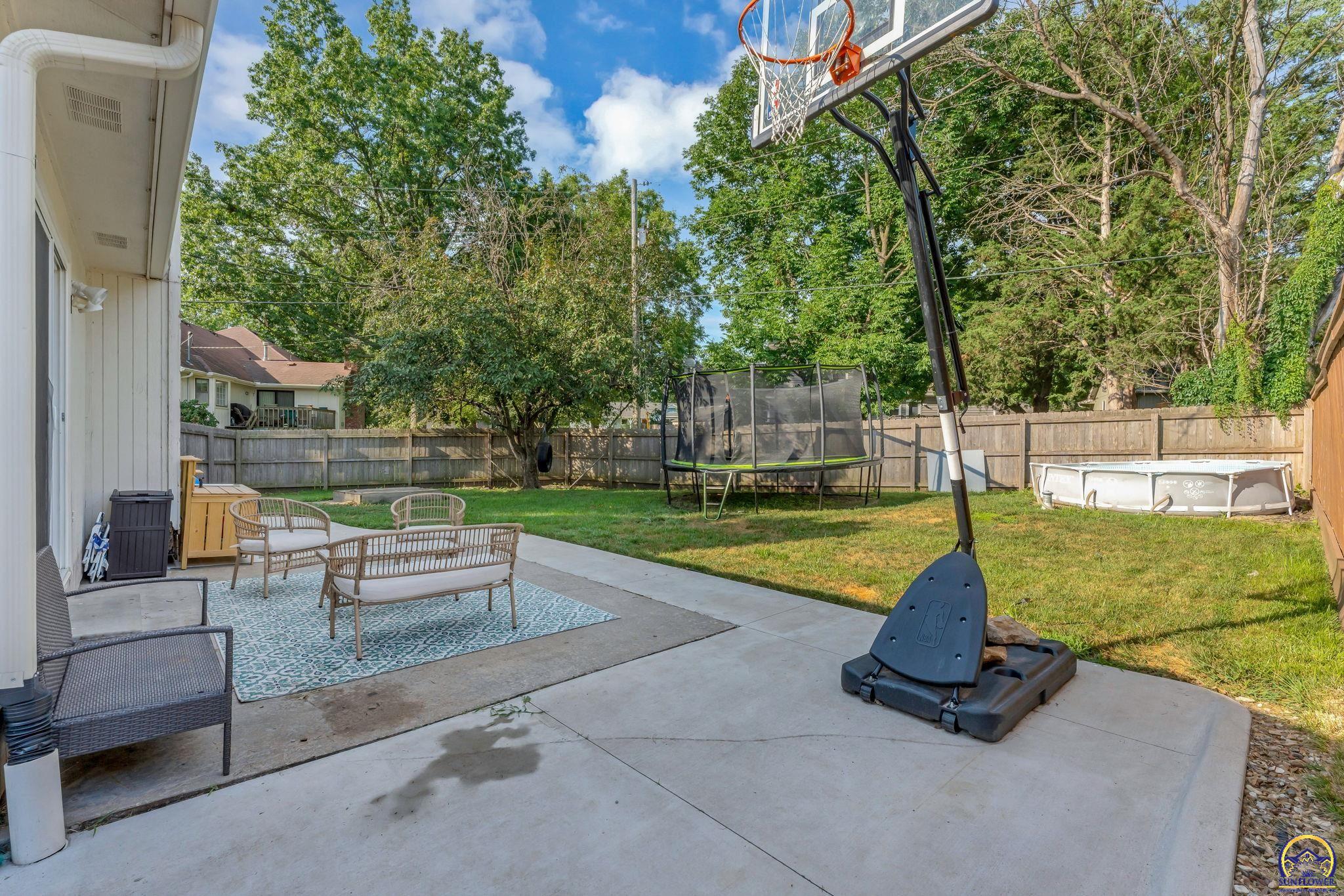 Topeka, Kansas 66614, United States, 3 Bedrooms Bedrooms, ,3 BathroomsBathrooms,Residential,Pending,166809