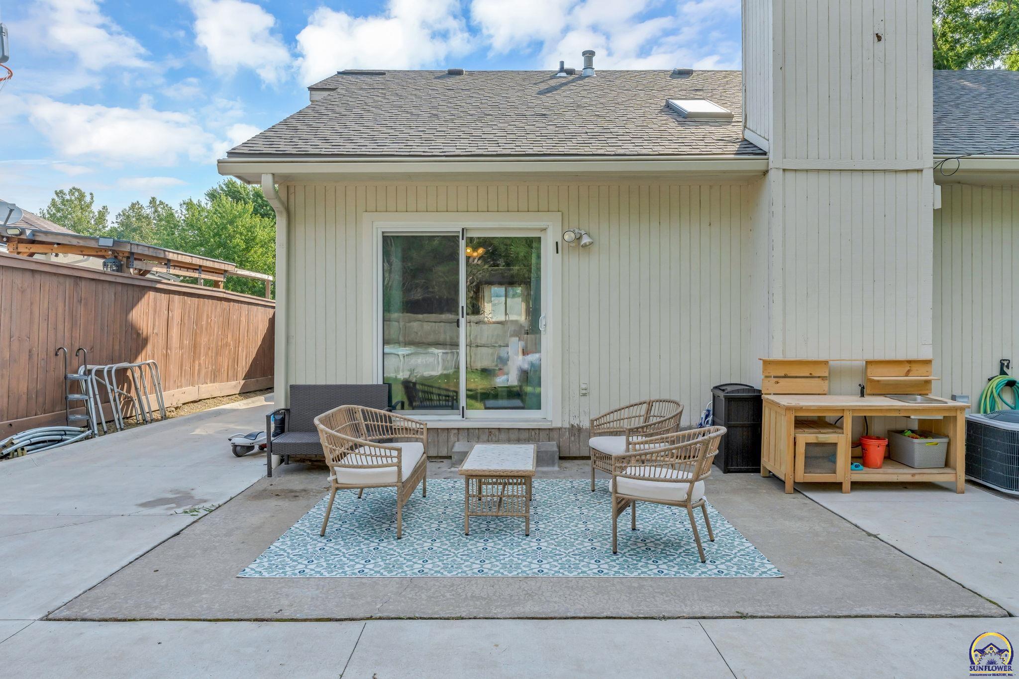 Topeka, Kansas 66614, United States, 3 Bedrooms Bedrooms, ,3 BathroomsBathrooms,Residential,Pending,166809