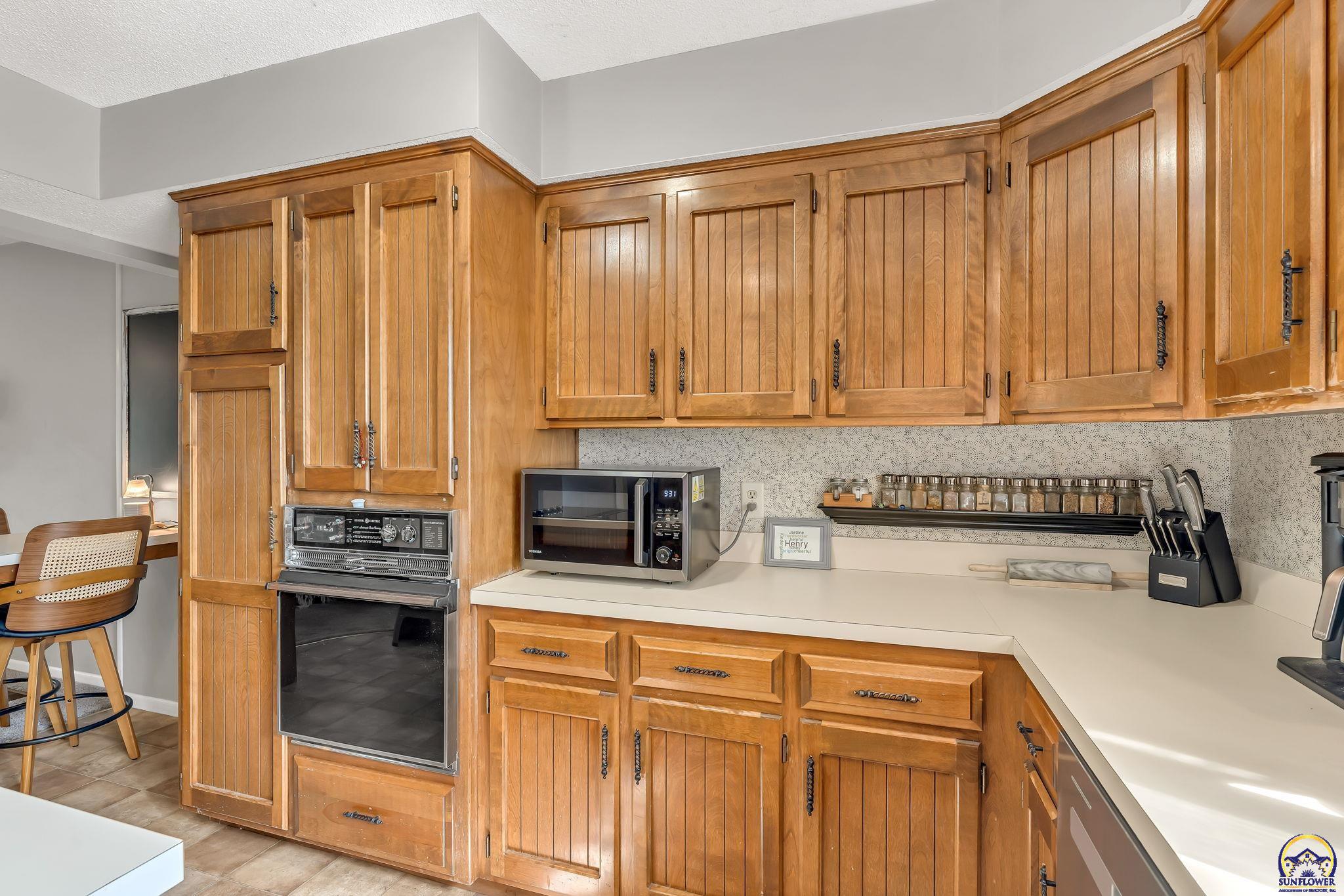 Topeka, Kansas 66614, United States, 3 Bedrooms Bedrooms, ,3 BathroomsBathrooms,Residential,Pending,166809