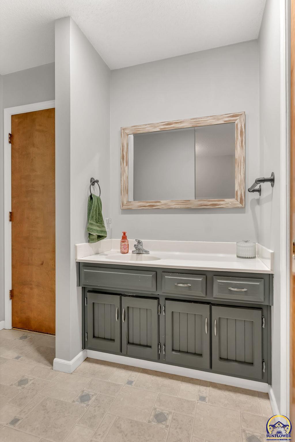 Topeka, Kansas 66614, United States, 3 Bedrooms Bedrooms, ,3 BathroomsBathrooms,Residential,Pending,166809