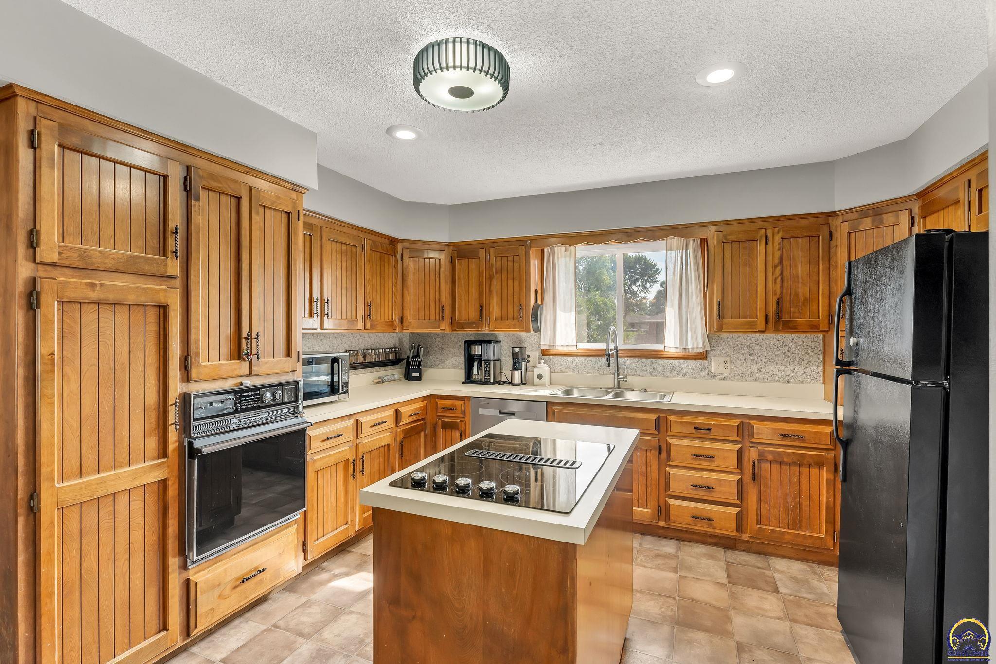 Topeka, Kansas 66614, United States, 3 Bedrooms Bedrooms, ,3 BathroomsBathrooms,Residential,Pending,166809