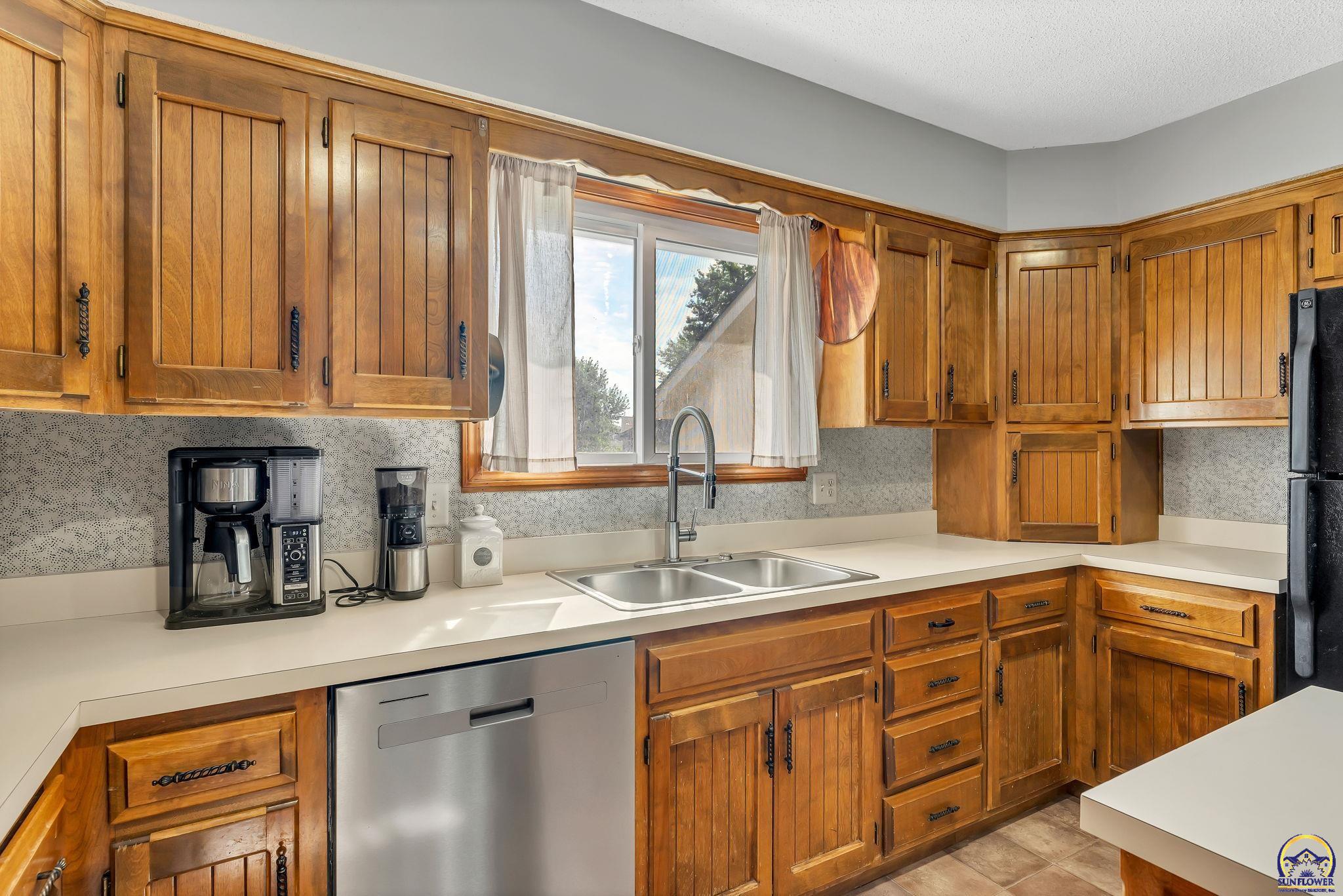 Topeka, Kansas 66614, United States, 3 Bedrooms Bedrooms, ,3 BathroomsBathrooms,Residential,Pending,166809