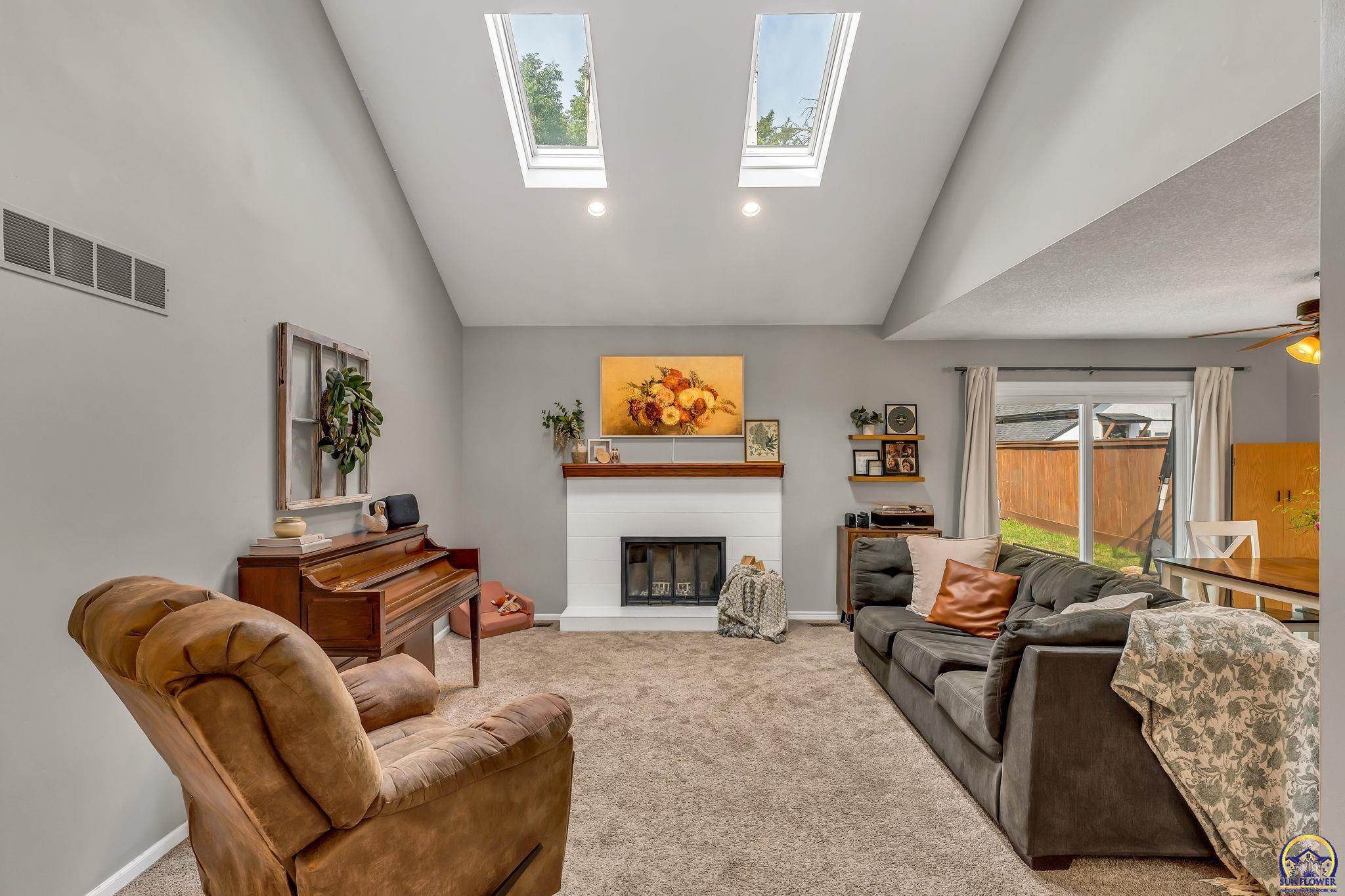 Topeka, Kansas 66614, United States, 3 Bedrooms Bedrooms, ,3 BathroomsBathrooms,Residential,Pending,166809