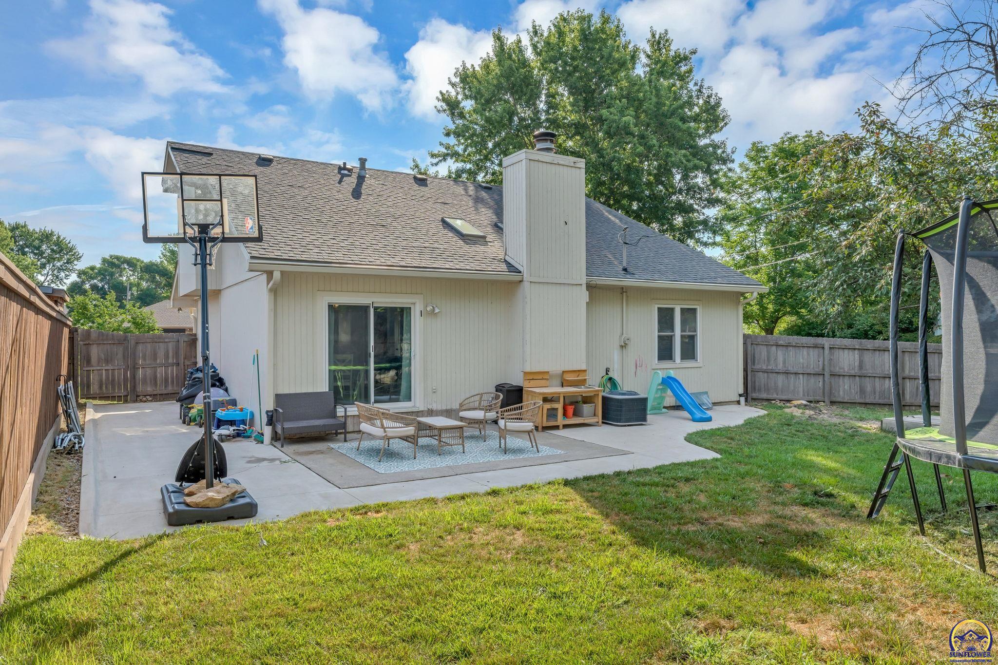 Topeka, Kansas 66614, United States, 3 Bedrooms Bedrooms, ,3 BathroomsBathrooms,Residential,Pending,166809