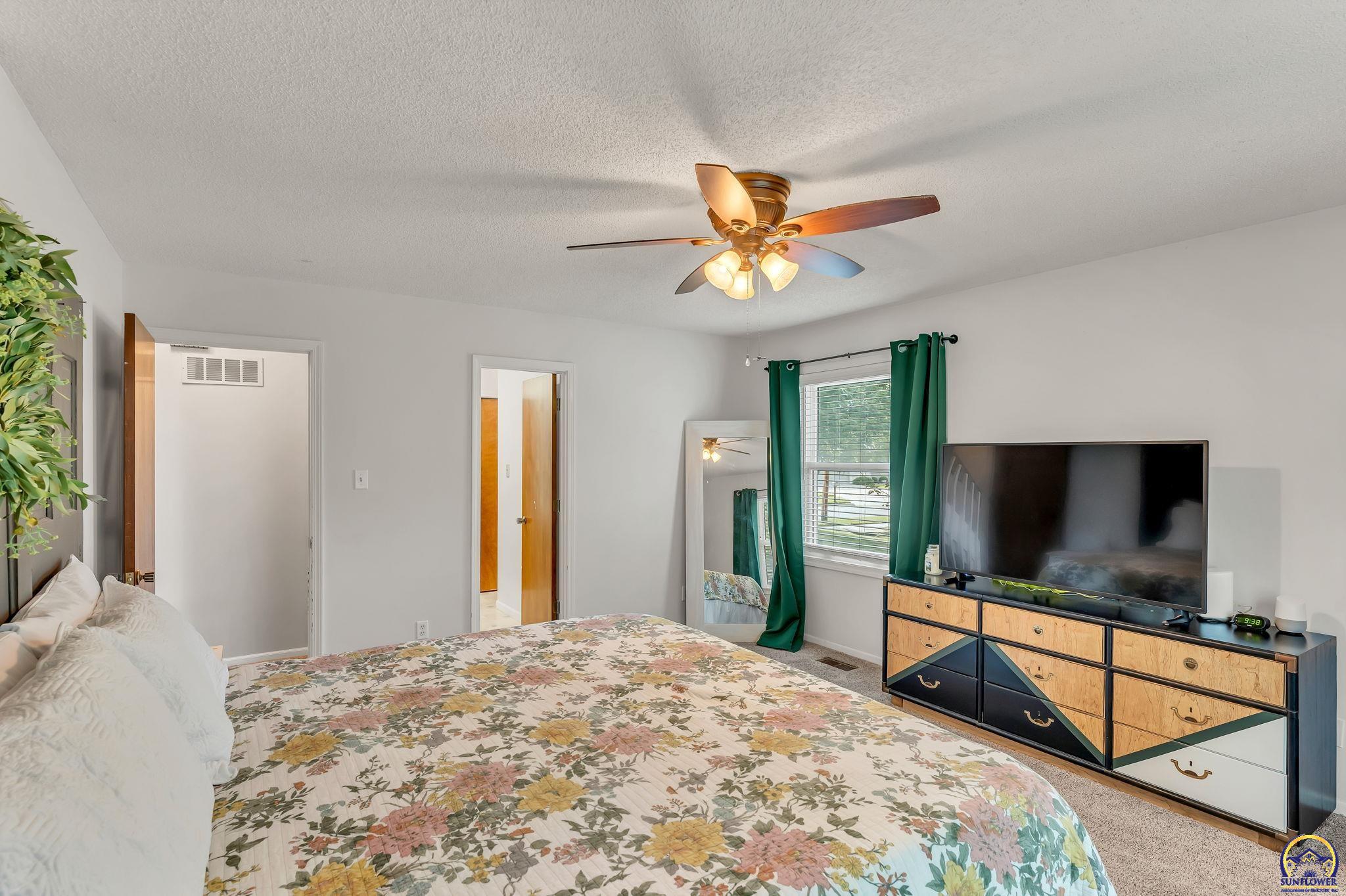 Topeka, Kansas 66614, United States, 3 Bedrooms Bedrooms, ,3 BathroomsBathrooms,Residential,Pending,166809