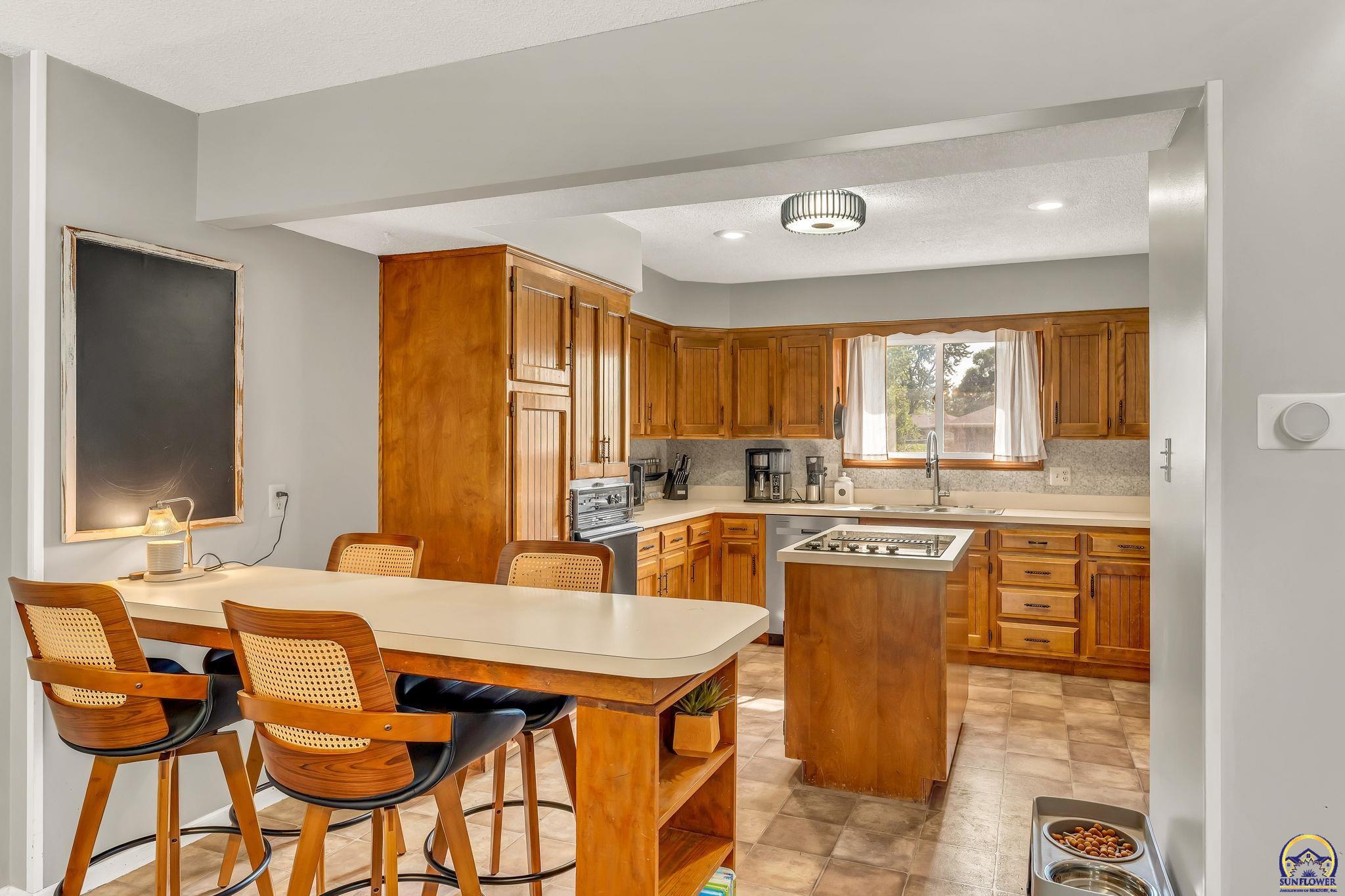 Topeka, Kansas 66614, United States, 3 Bedrooms Bedrooms, ,3 BathroomsBathrooms,Residential,Pending,166809