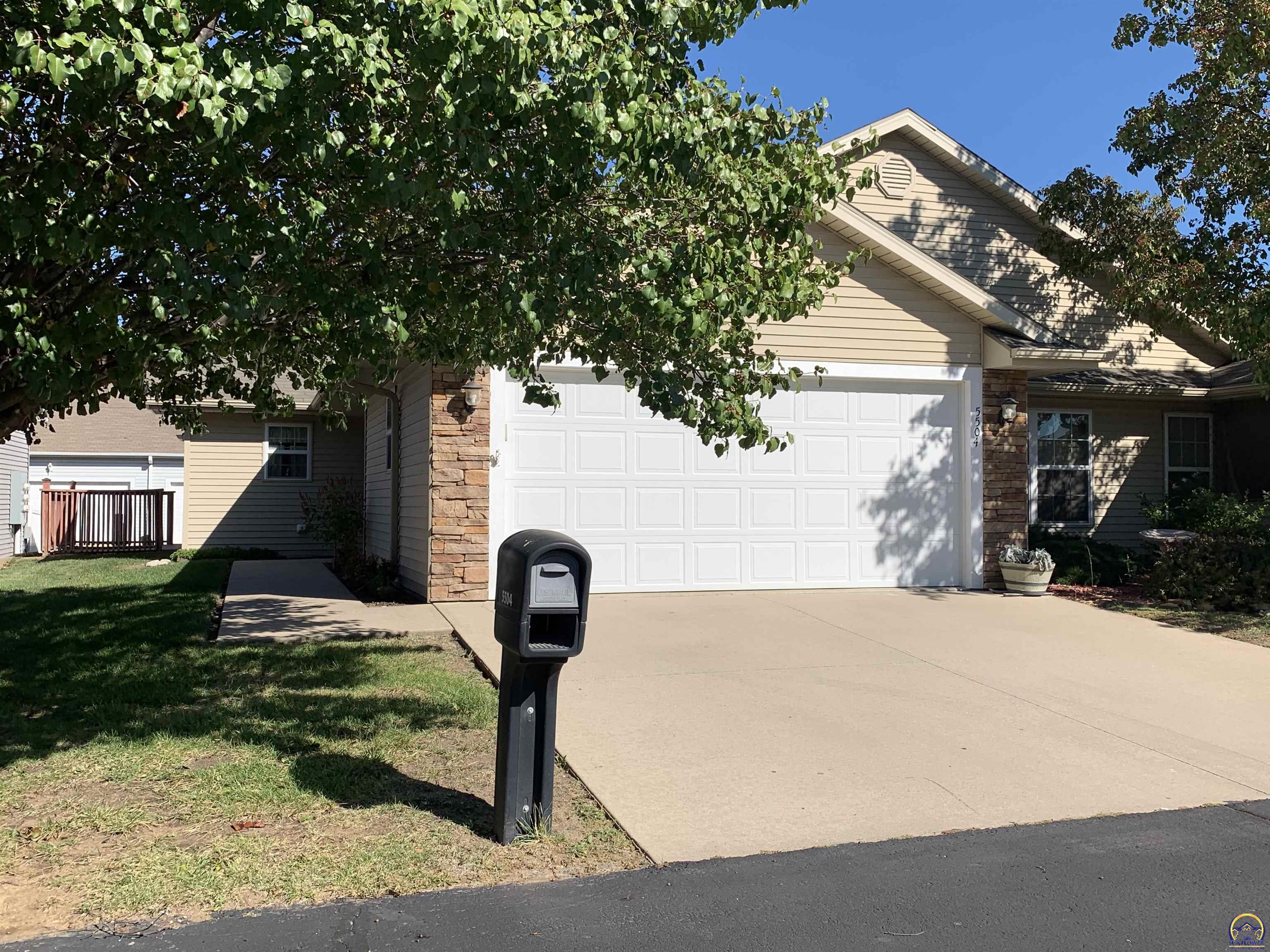 Topeka, Kansas 66614, United States, 2 Bedrooms Bedrooms, ,2 BathroomsBathrooms,Residential,Pending,69613