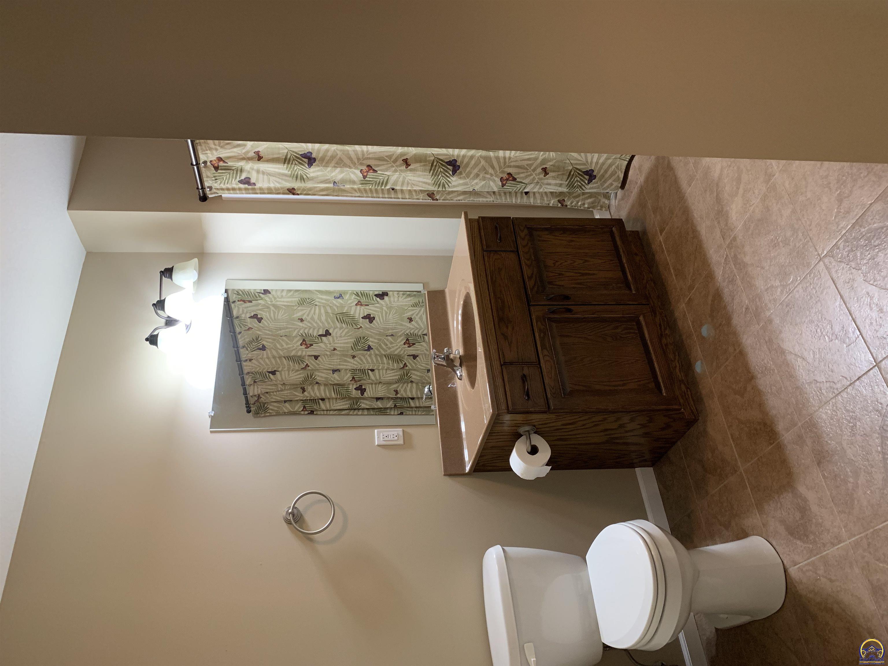 Topeka, Kansas 66614, United States, 2 Bedrooms Bedrooms, ,2 BathroomsBathrooms,Residential,Pending,69613