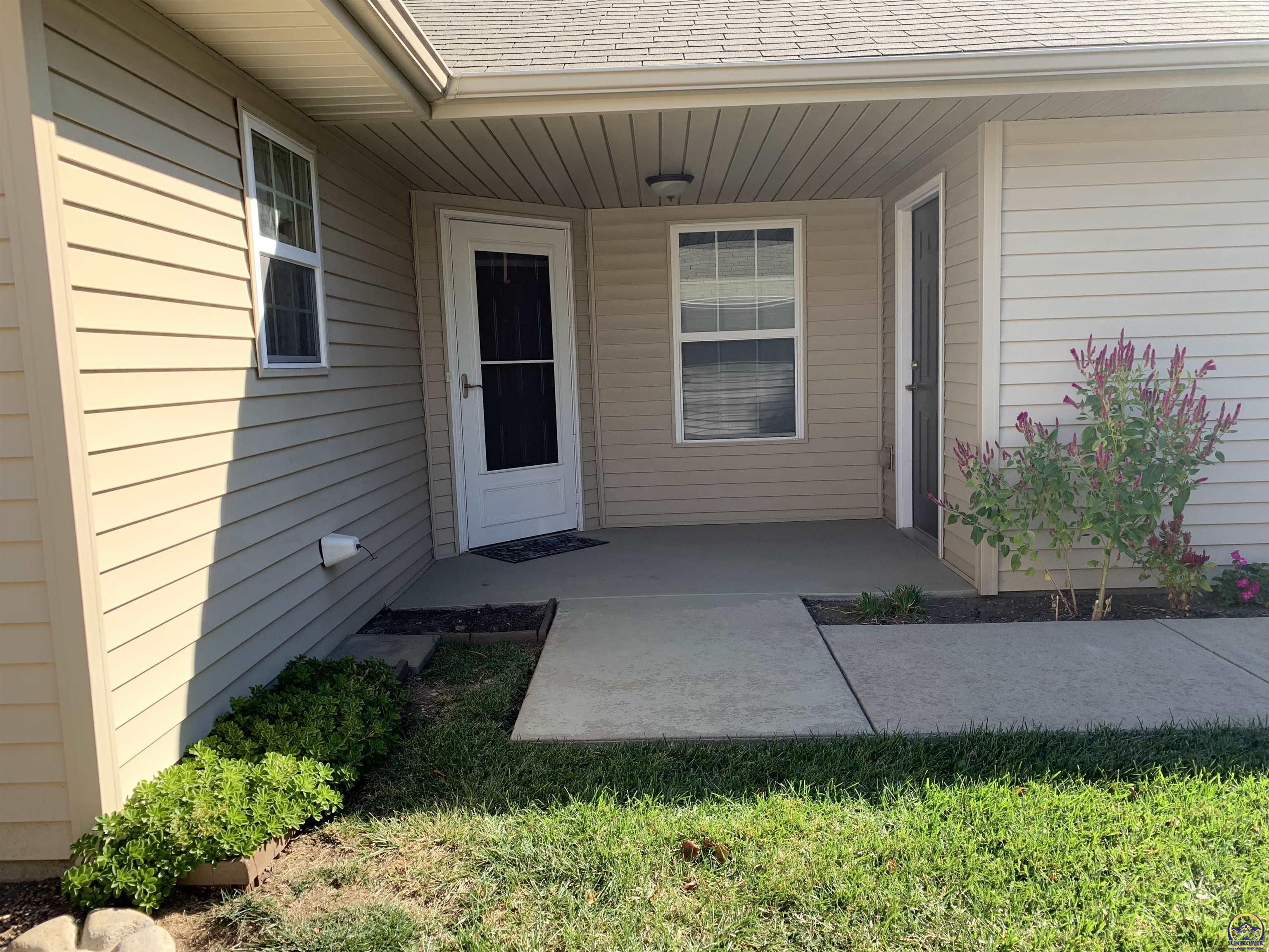 Topeka, Kansas 66614, United States, 2 Bedrooms Bedrooms, ,2 BathroomsBathrooms,Residential,Pending,69613