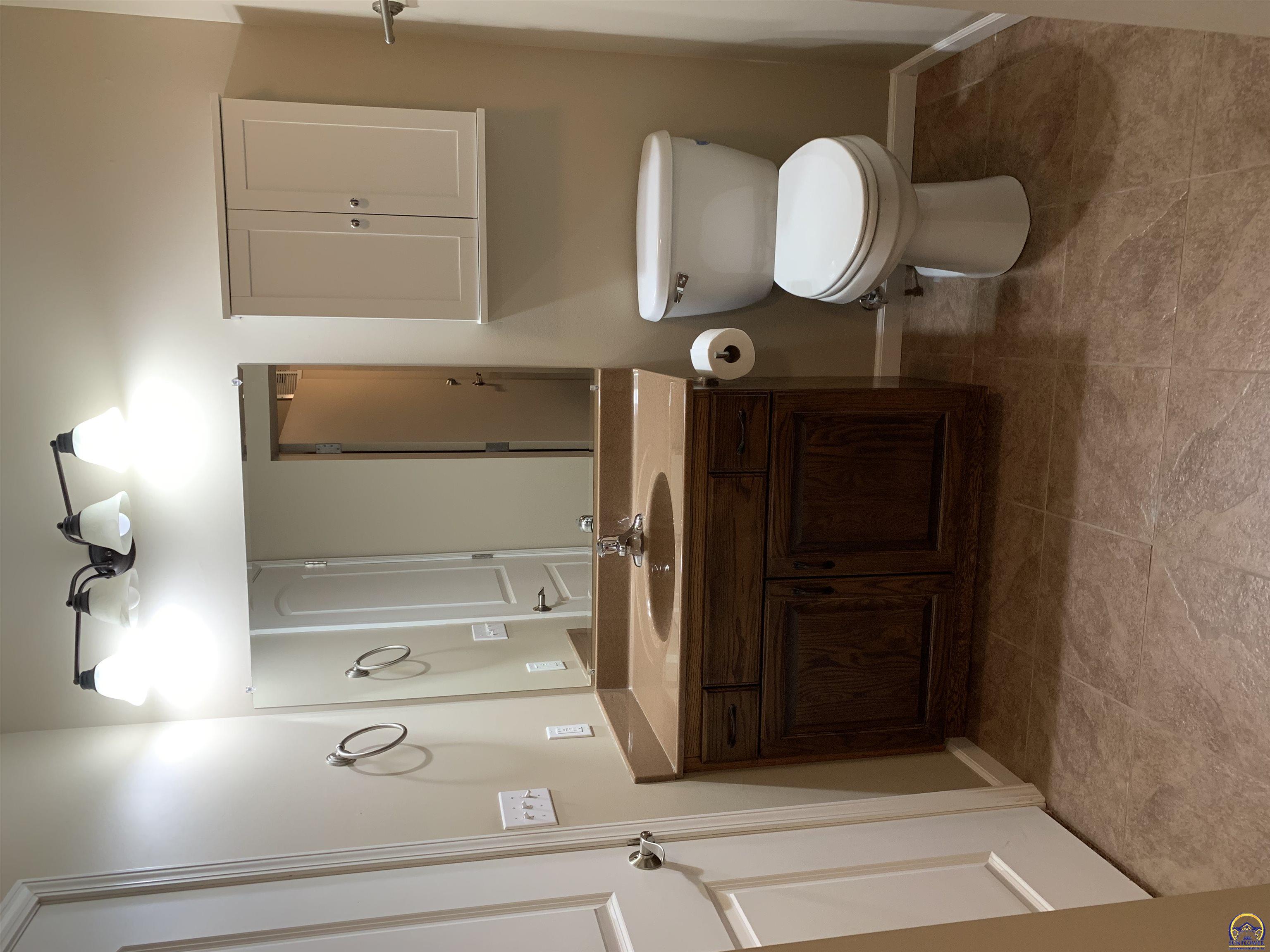 Topeka, Kansas 66614, United States, 2 Bedrooms Bedrooms, ,2 BathroomsBathrooms,Residential,Pending,69613