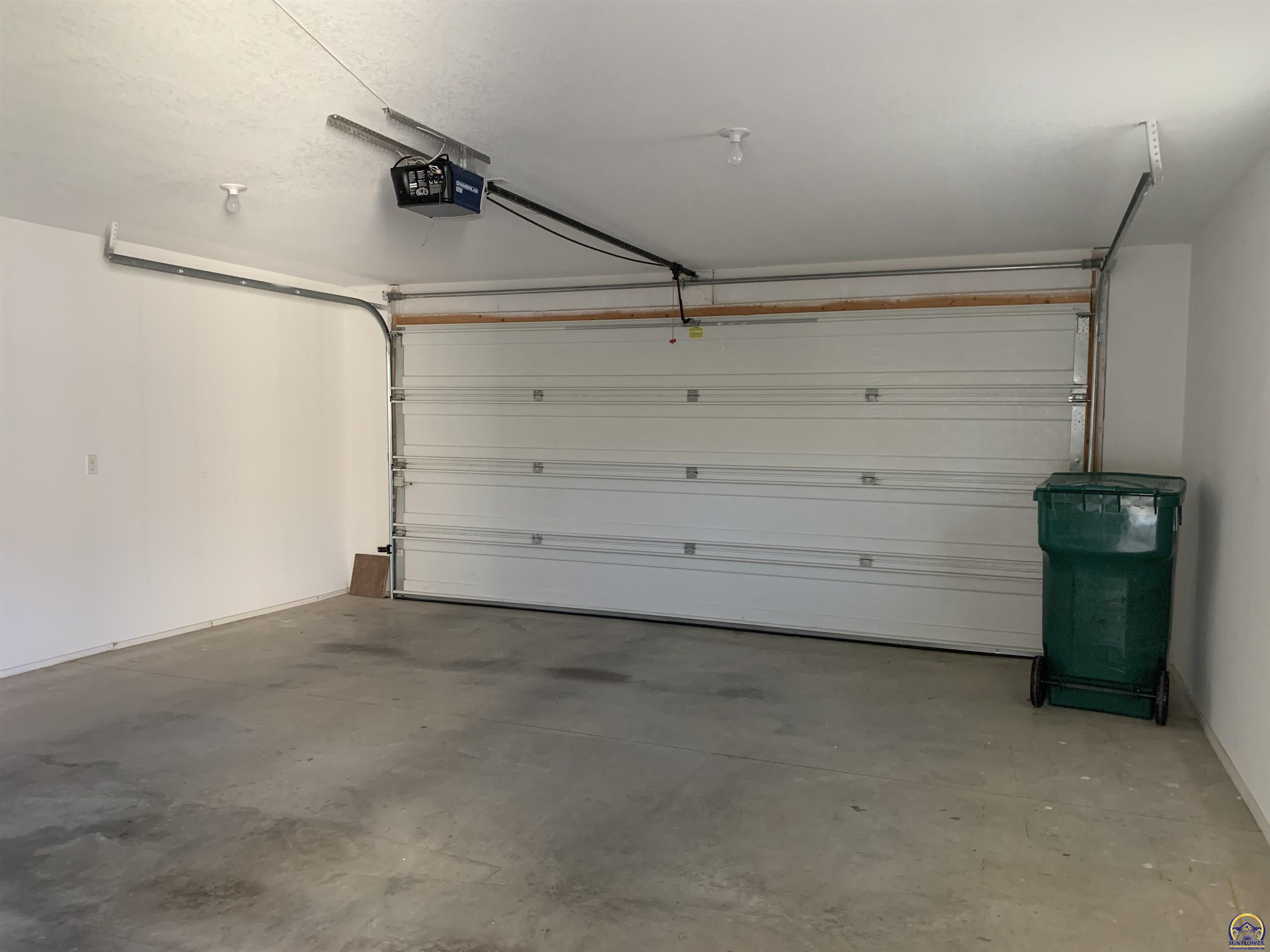 Topeka, Kansas 66614, United States, 2 Bedrooms Bedrooms, ,2 BathroomsBathrooms,Residential,Pending,69613