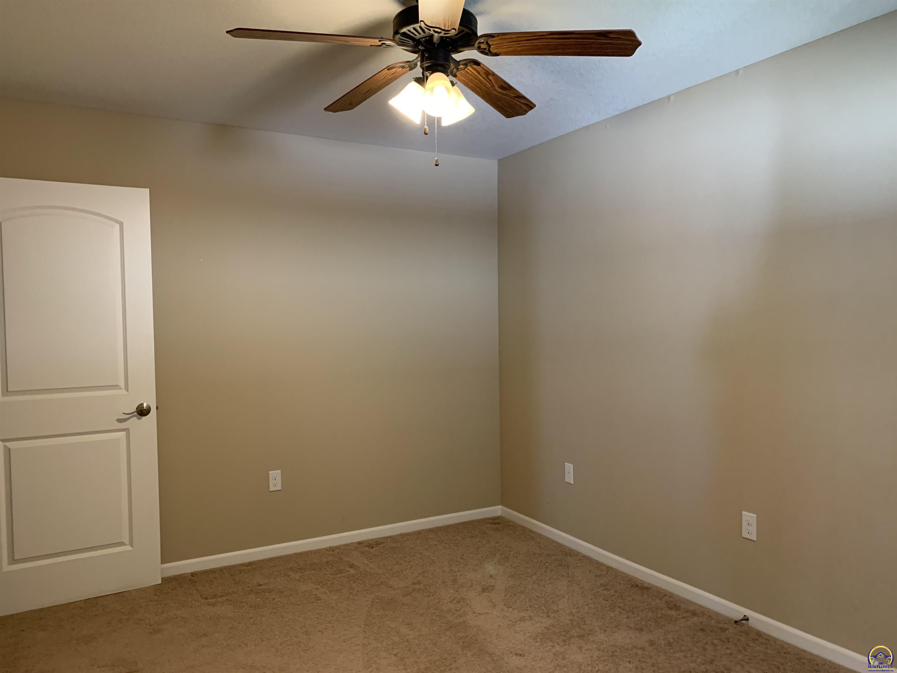 Topeka, Kansas 66614, United States, 2 Bedrooms Bedrooms, ,2 BathroomsBathrooms,Residential,Pending,69613