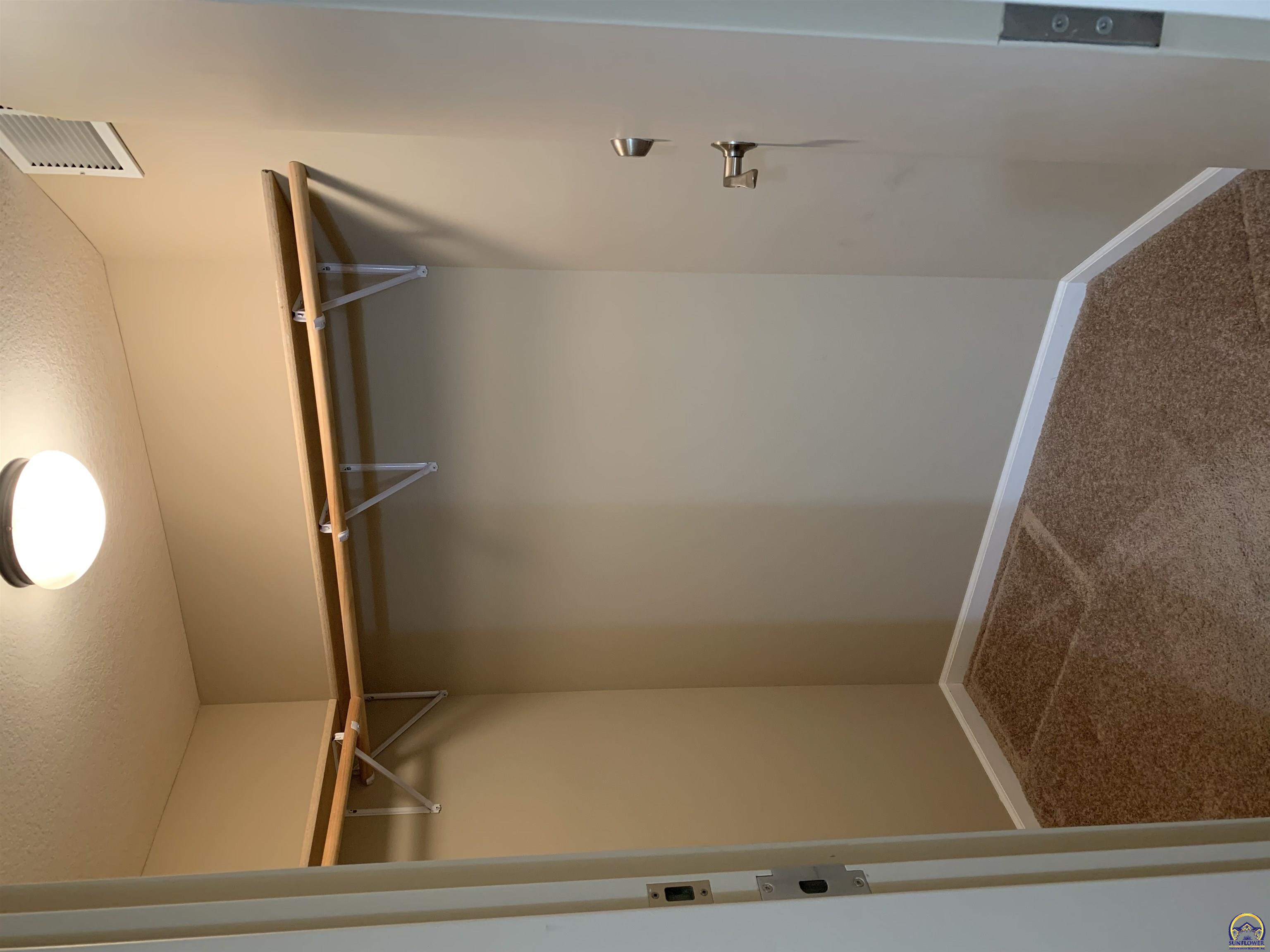 Topeka, Kansas 66614, United States, 2 Bedrooms Bedrooms, ,2 BathroomsBathrooms,Residential,Pending,69613