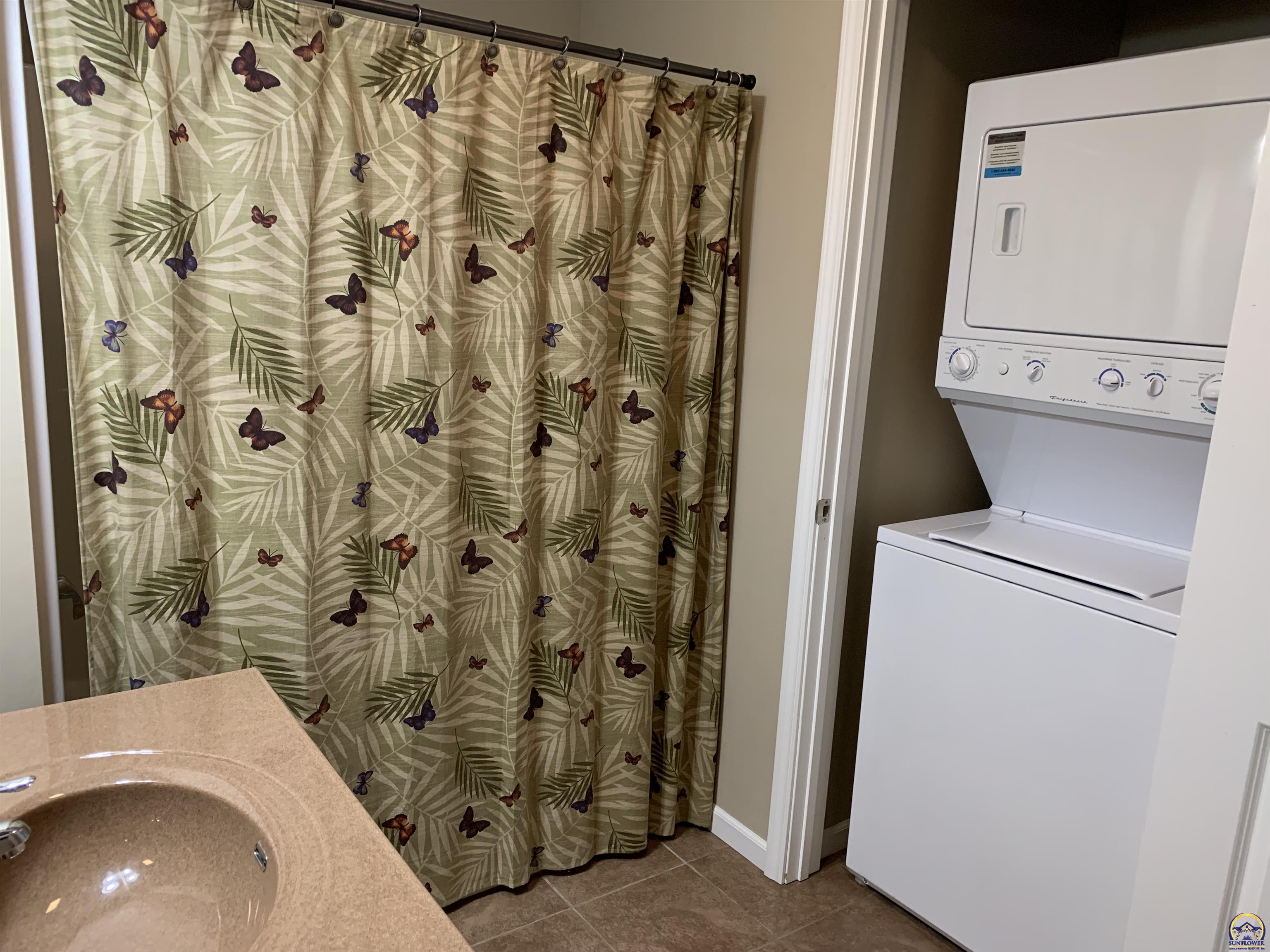 Topeka, Kansas 66614, United States, 2 Bedrooms Bedrooms, ,2 BathroomsBathrooms,Residential,Pending,69613