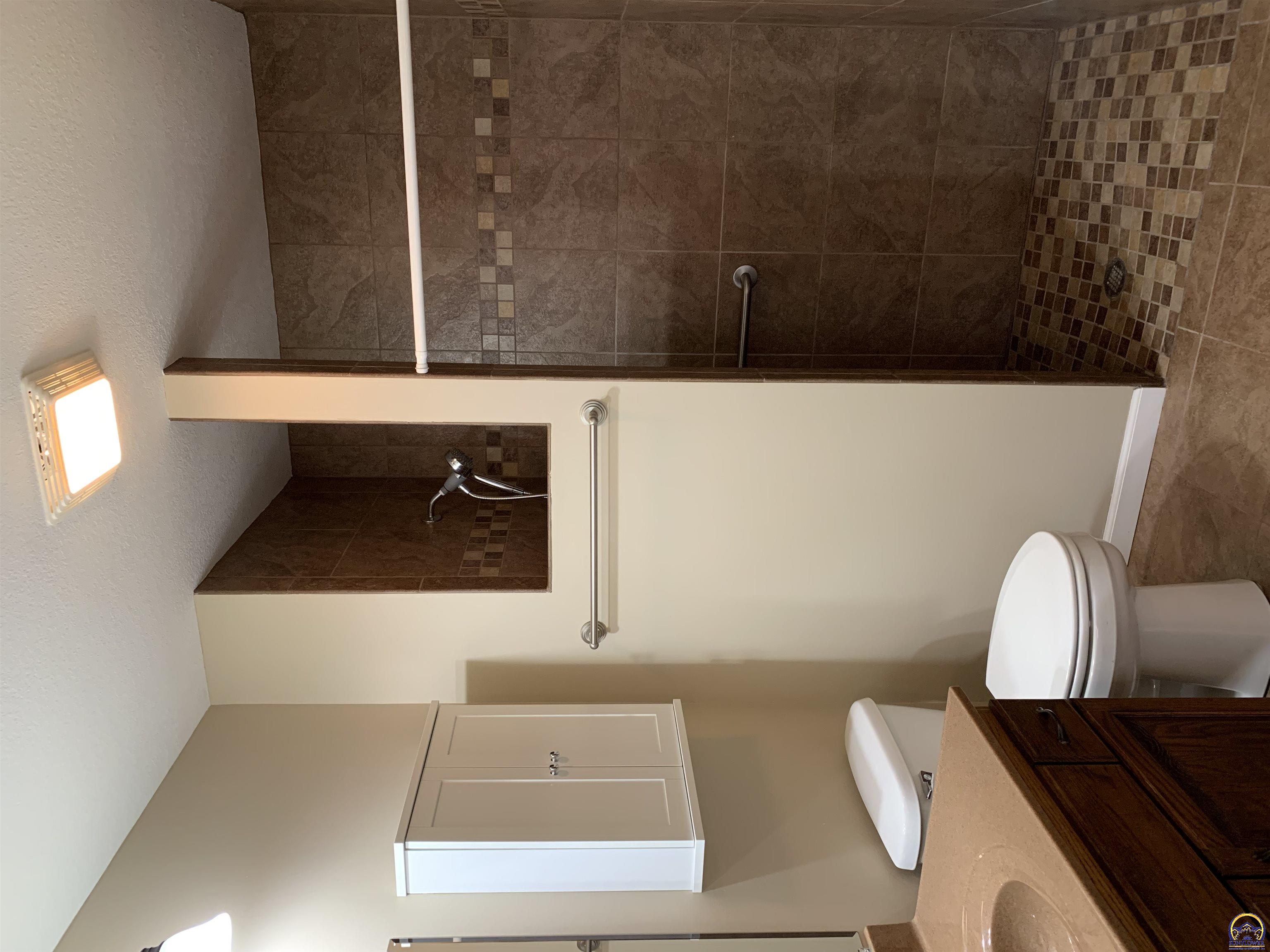 Topeka, Kansas 66614, United States, 2 Bedrooms Bedrooms, ,2 BathroomsBathrooms,Residential,Pending,69613