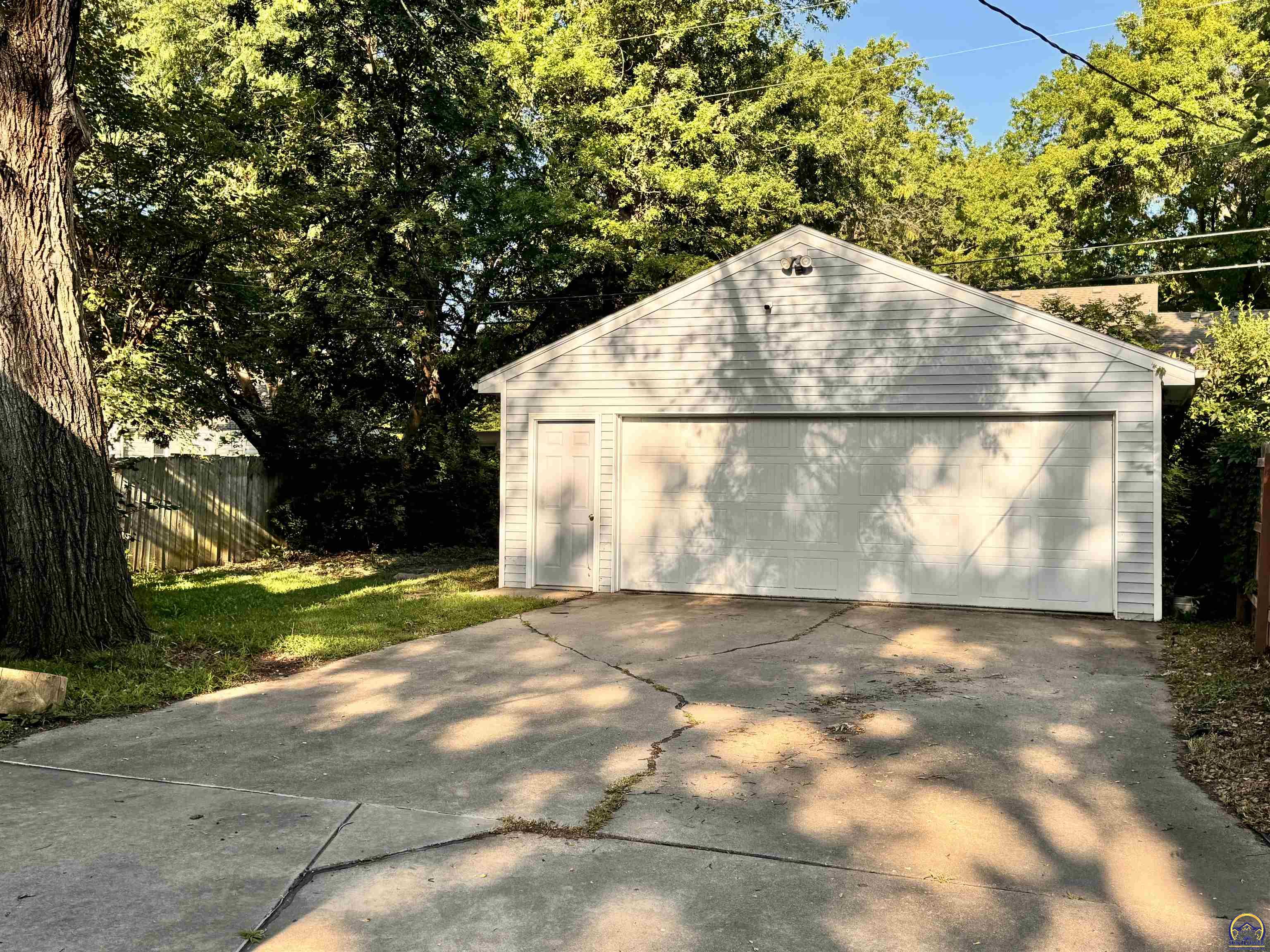 Topeka, Kansas 66604, United States, 3 Bedrooms Bedrooms, ,2 BathroomsBathrooms,Residential,Pending,52827