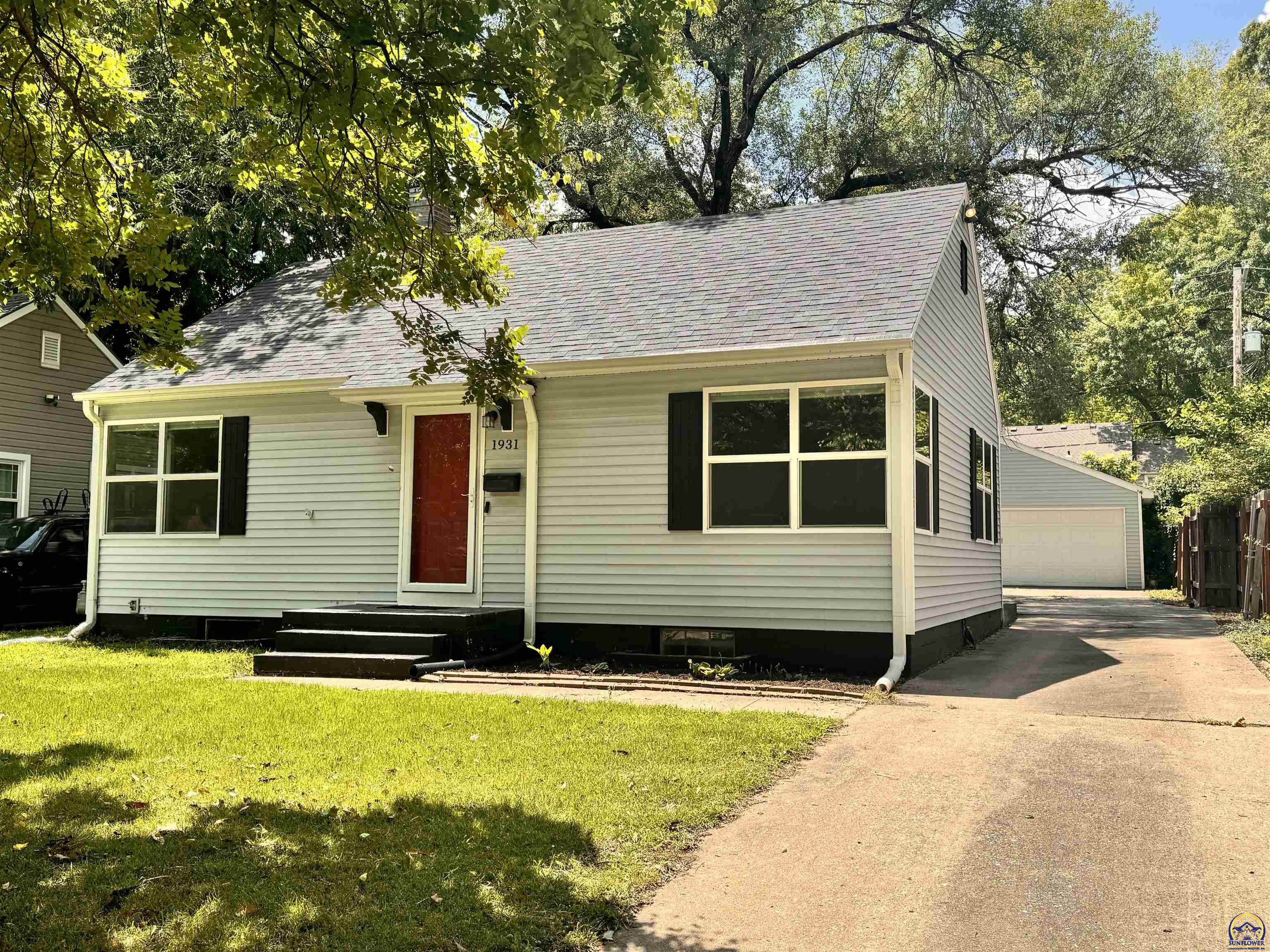 Topeka, Kansas 66604, United States, 3 Bedrooms Bedrooms, ,2 BathroomsBathrooms,Residential,Pending,52827