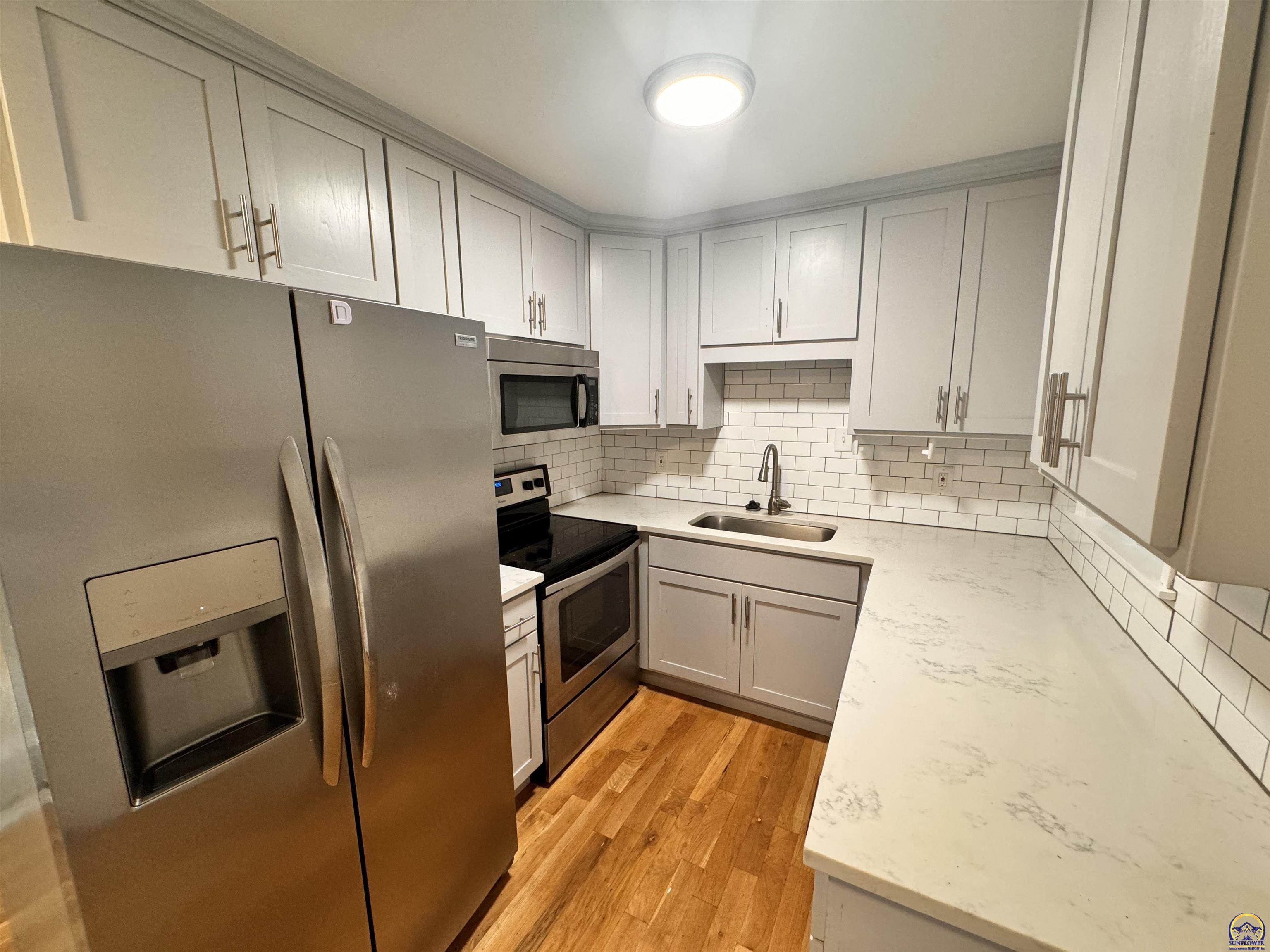 Topeka, Kansas 66604, United States, 3 Bedrooms Bedrooms, ,2 BathroomsBathrooms,Residential,Pending,52827