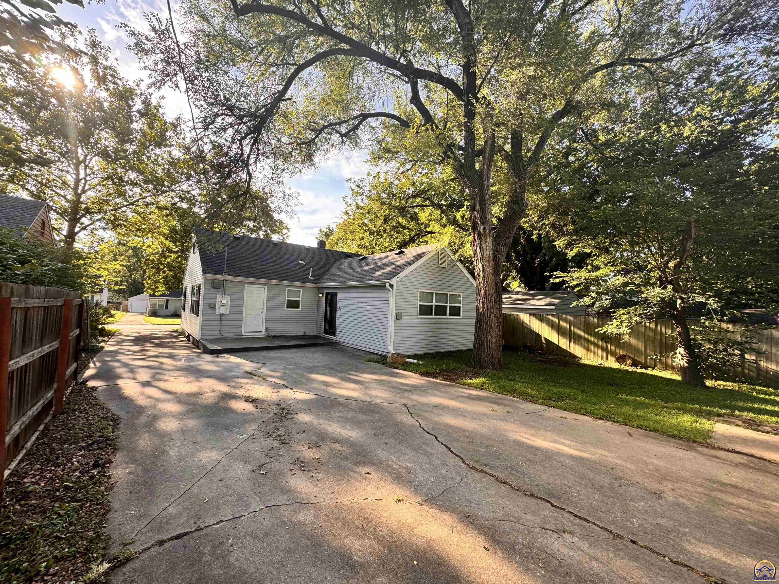 Topeka, Kansas 66604, United States, 3 Bedrooms Bedrooms, ,2 BathroomsBathrooms,Residential,Pending,52827