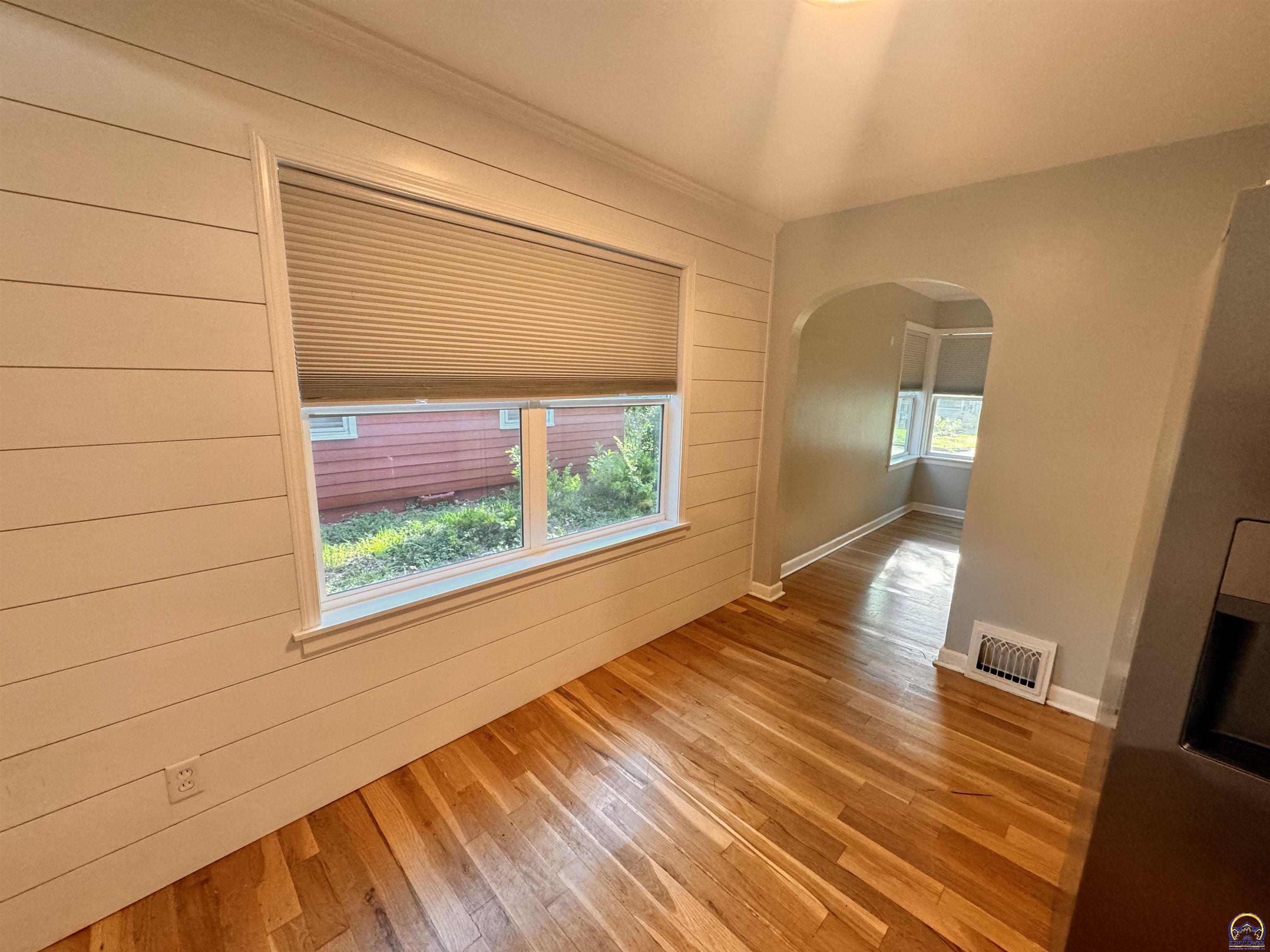 Topeka, Kansas 66604, United States, 3 Bedrooms Bedrooms, ,2 BathroomsBathrooms,Residential,Pending,52827