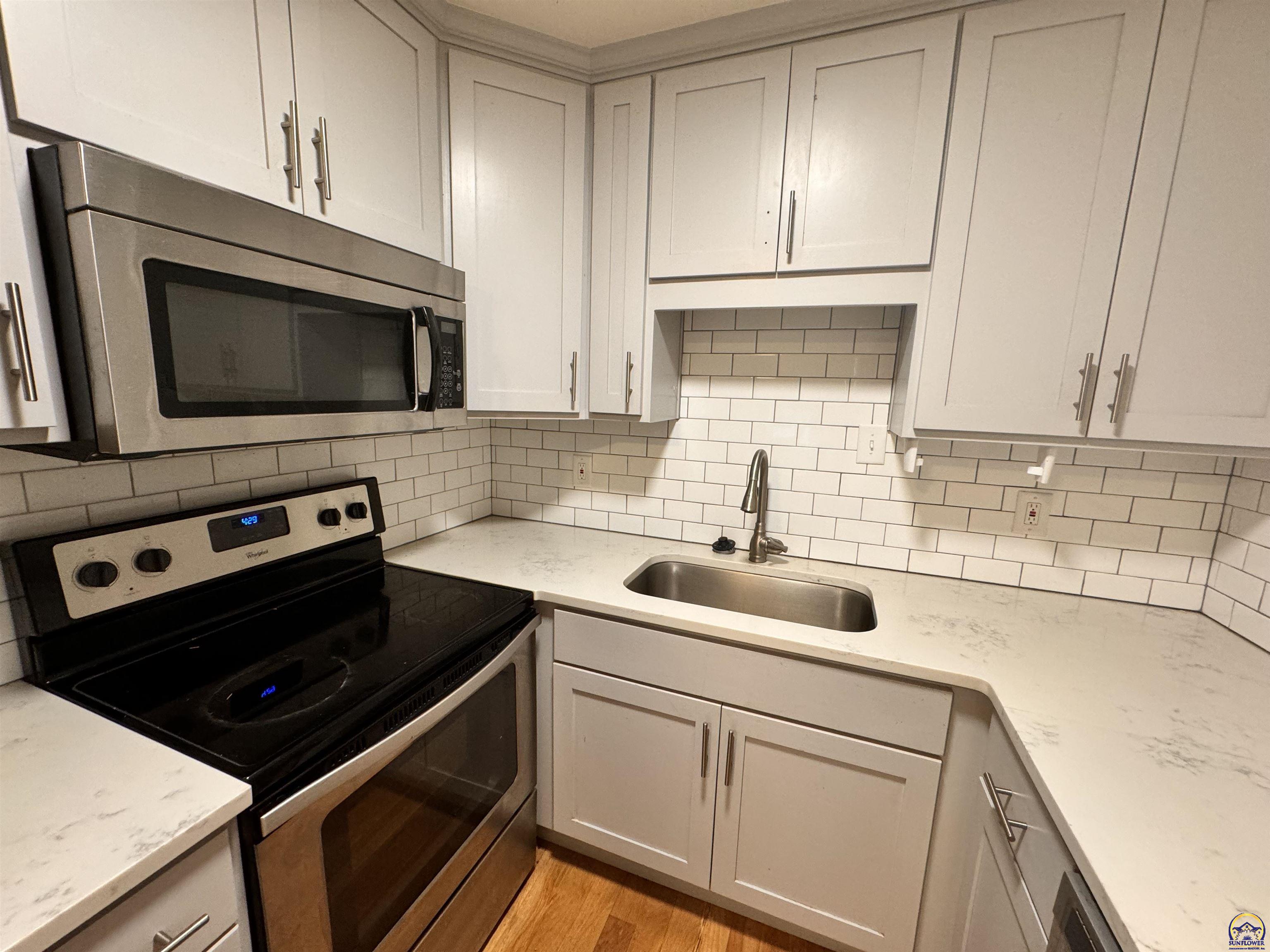 Topeka, Kansas 66604, United States, 3 Bedrooms Bedrooms, ,2 BathroomsBathrooms,Residential,Pending,52827