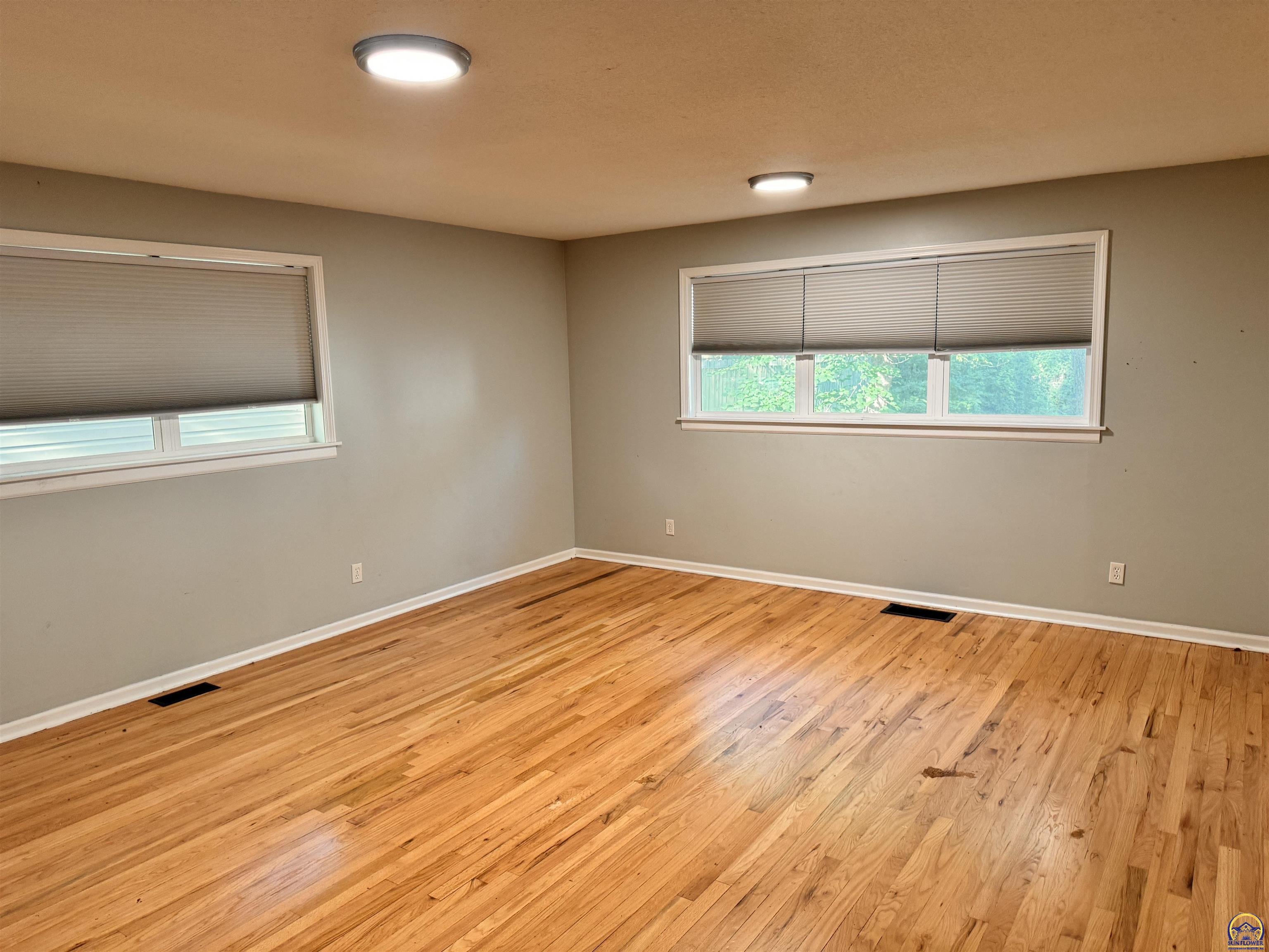 Topeka, Kansas 66604, United States, 3 Bedrooms Bedrooms, ,2 BathroomsBathrooms,Residential,Pending,52827