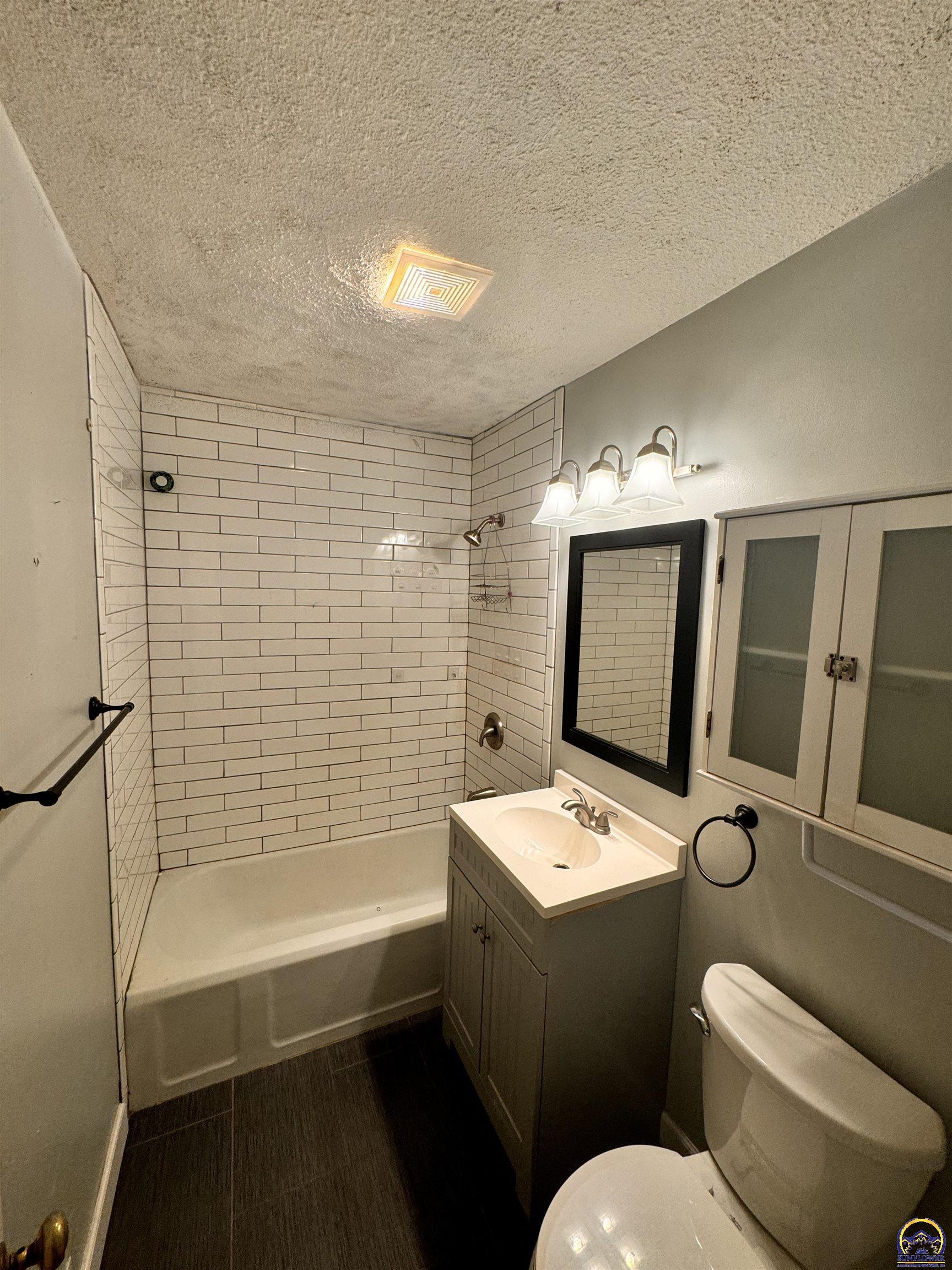 Topeka, Kansas 66604, United States, 3 Bedrooms Bedrooms, ,2 BathroomsBathrooms,Residential,Pending,52827