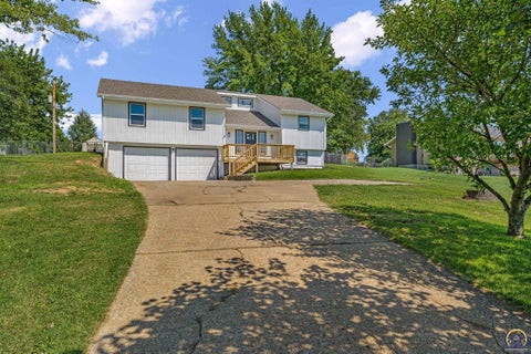 Photo of 5328 NW Green Hills Rd, Topeka, KS 66618 (MLS # 246187)