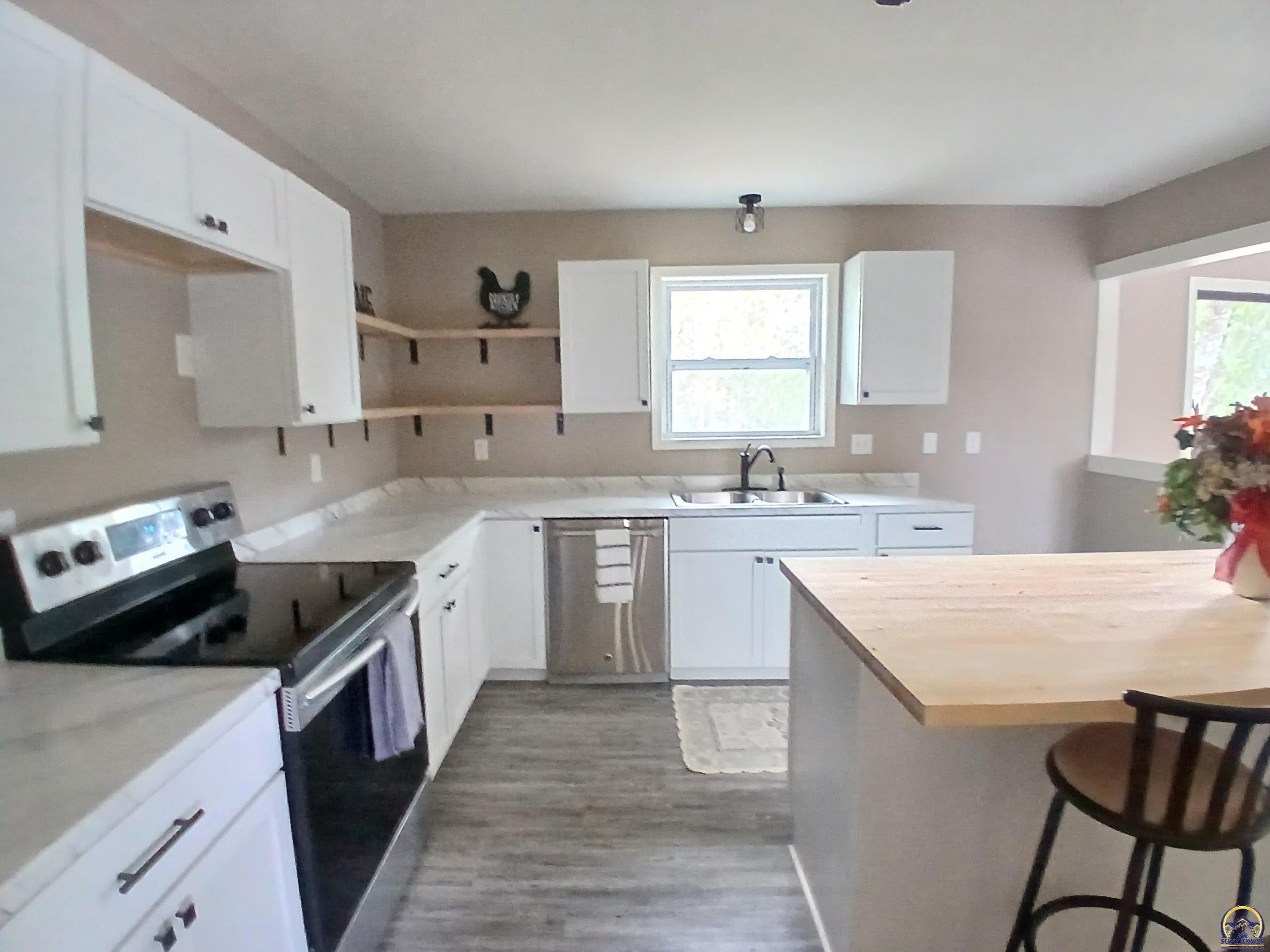 Topeka, Kansas 66609, United States, 4 Bedrooms Bedrooms, ,3 BathroomsBathrooms,Residential,Pending,226599