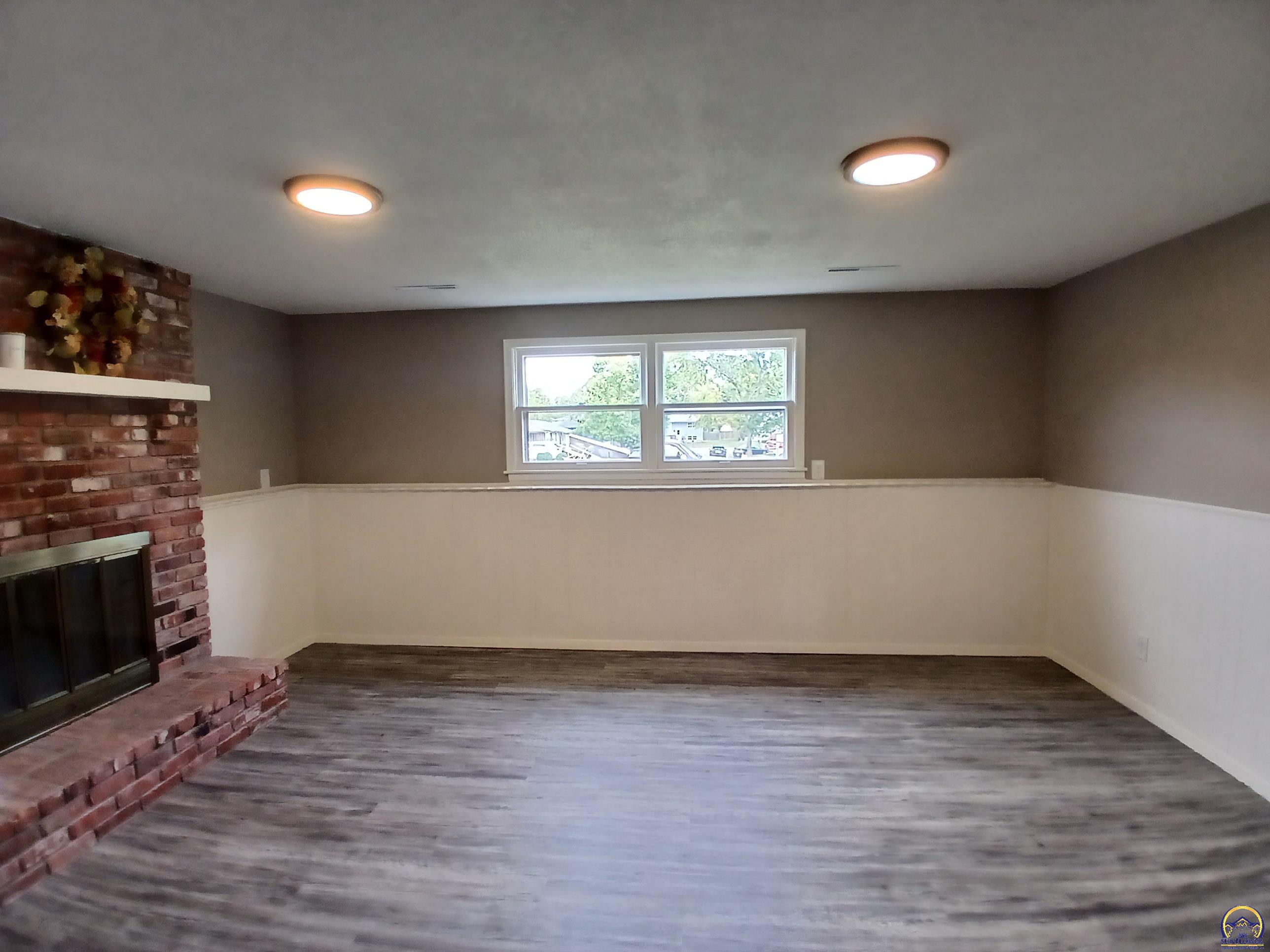 Topeka, Kansas 66609, United States, 4 Bedrooms Bedrooms, ,3 BathroomsBathrooms,Residential,Pending,226599