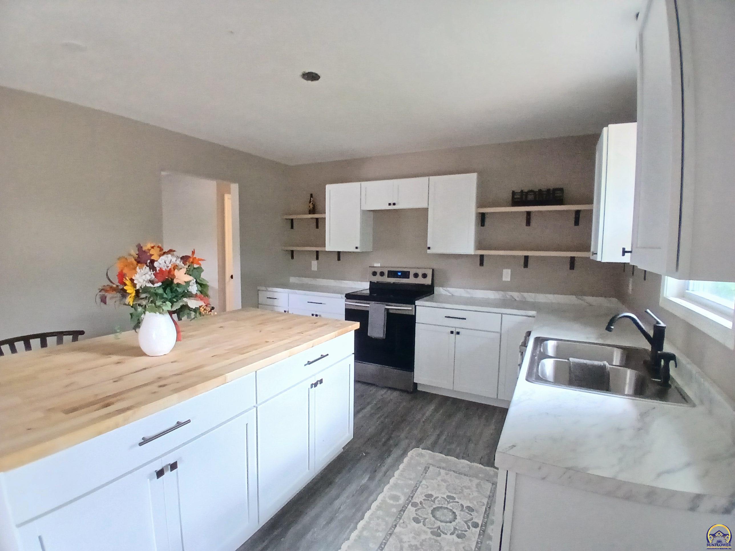 Topeka, Kansas 66609, United States, 4 Bedrooms Bedrooms, ,3 BathroomsBathrooms,Residential,Pending,226599