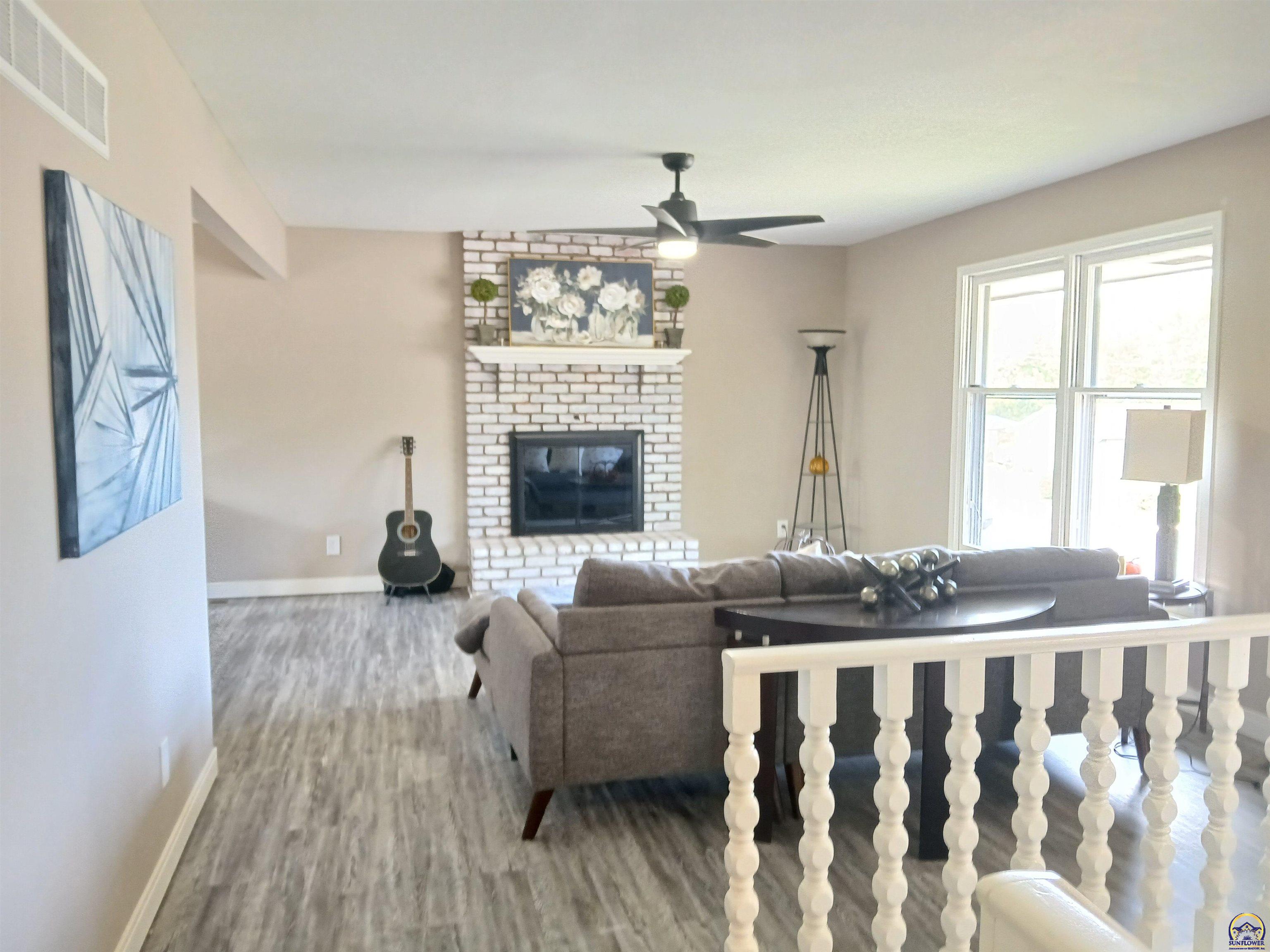 Topeka, Kansas 66609, United States, 4 Bedrooms Bedrooms, ,3 BathroomsBathrooms,Residential,Pending,226599