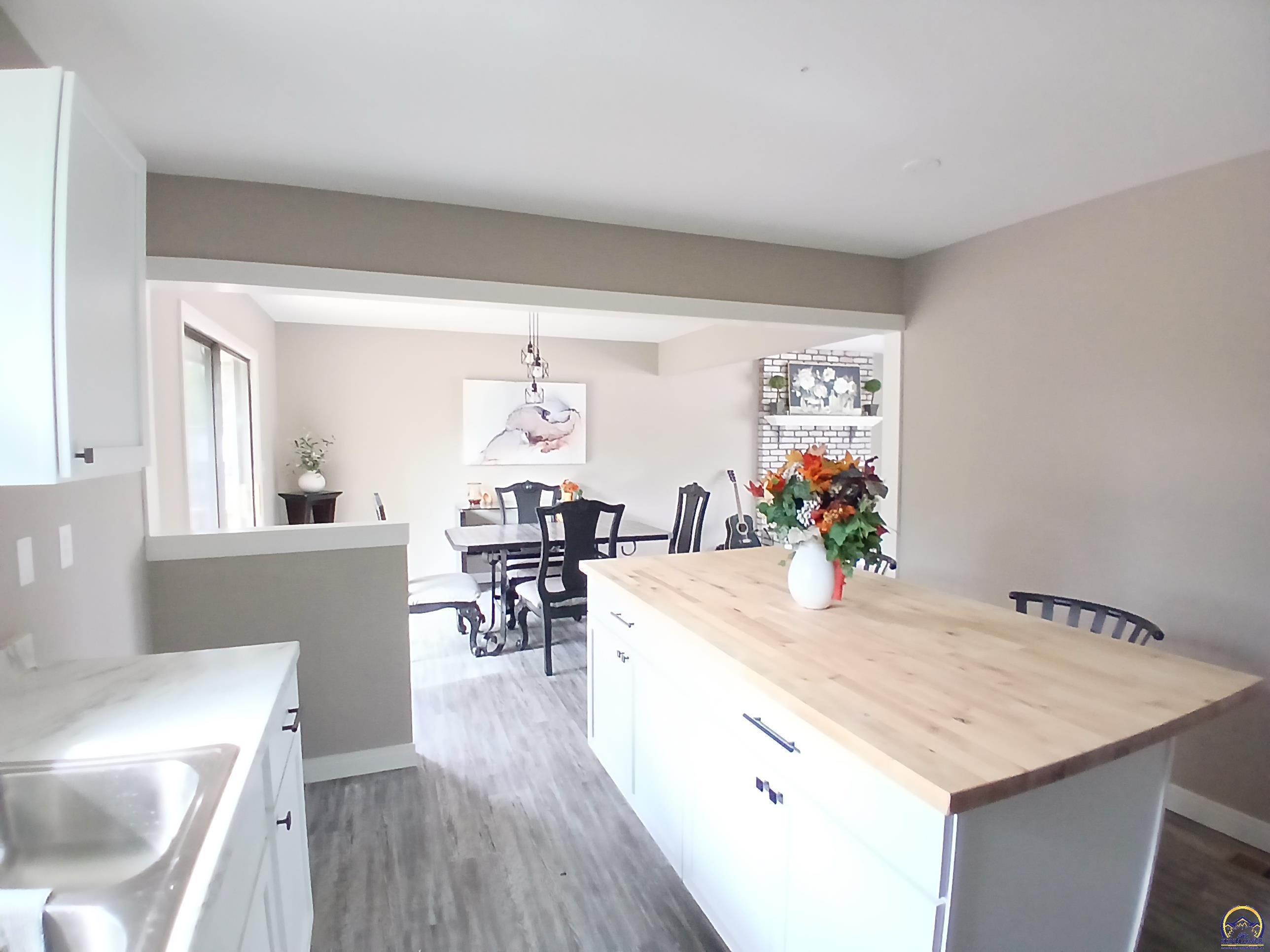 Topeka, Kansas 66609, United States, 4 Bedrooms Bedrooms, ,3 BathroomsBathrooms,Residential,Pending,226599