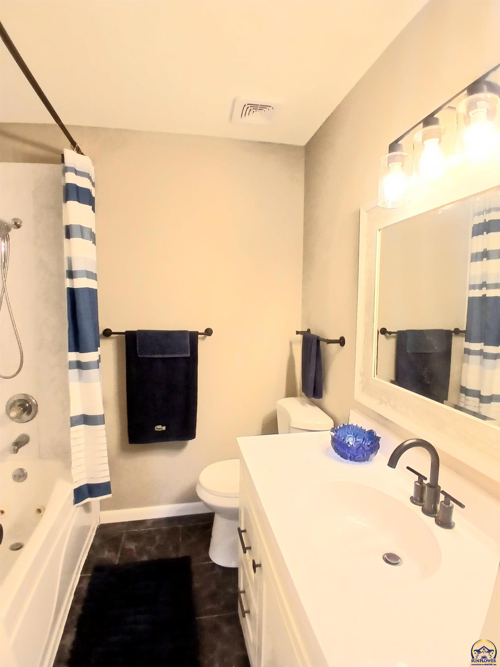 Topeka, Kansas 66609, United States, 4 Bedrooms Bedrooms, ,3 BathroomsBathrooms,Residential,Pending,226599